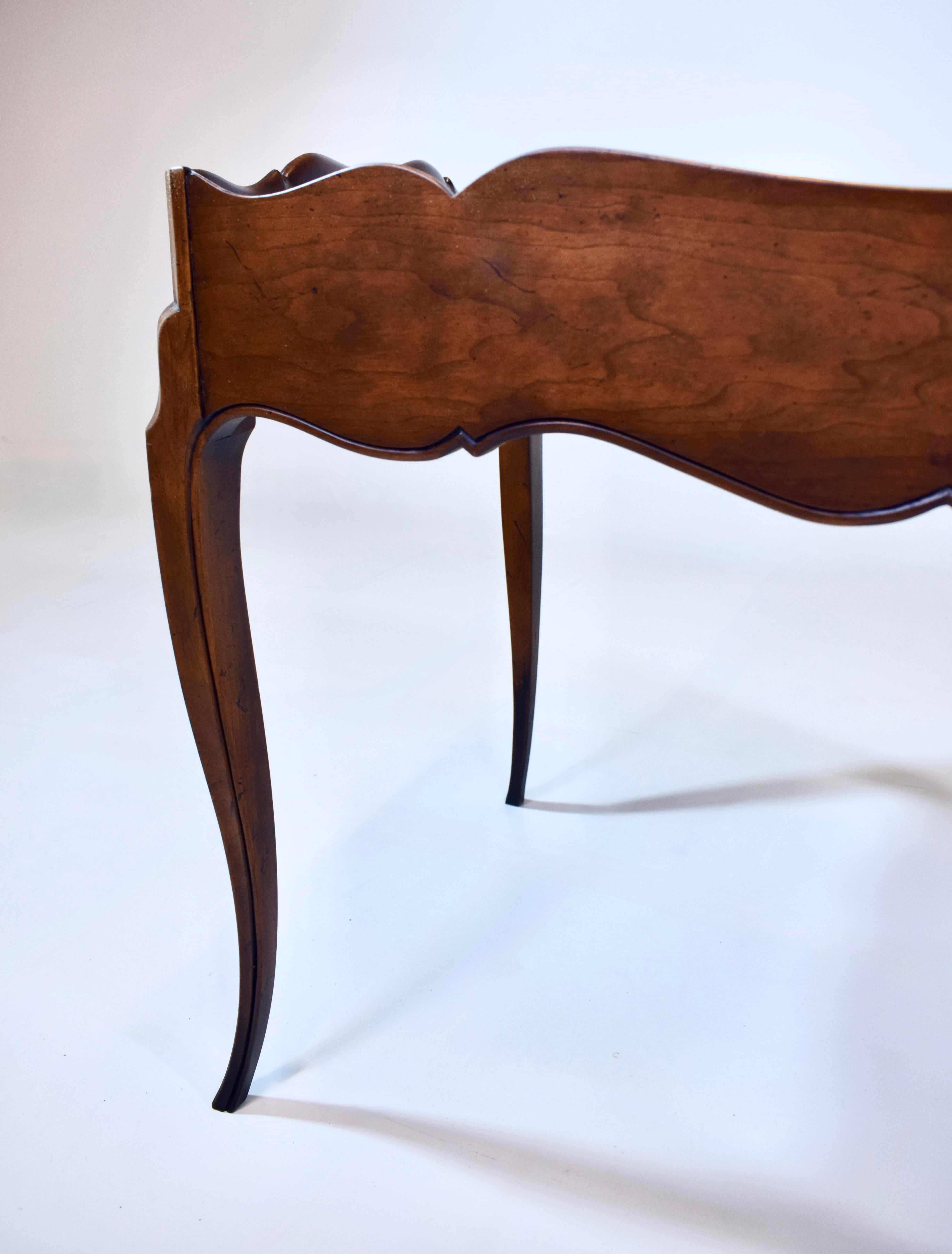 Meubles Baker Table basse Butler en noyer français et bois de ronce en vente 1