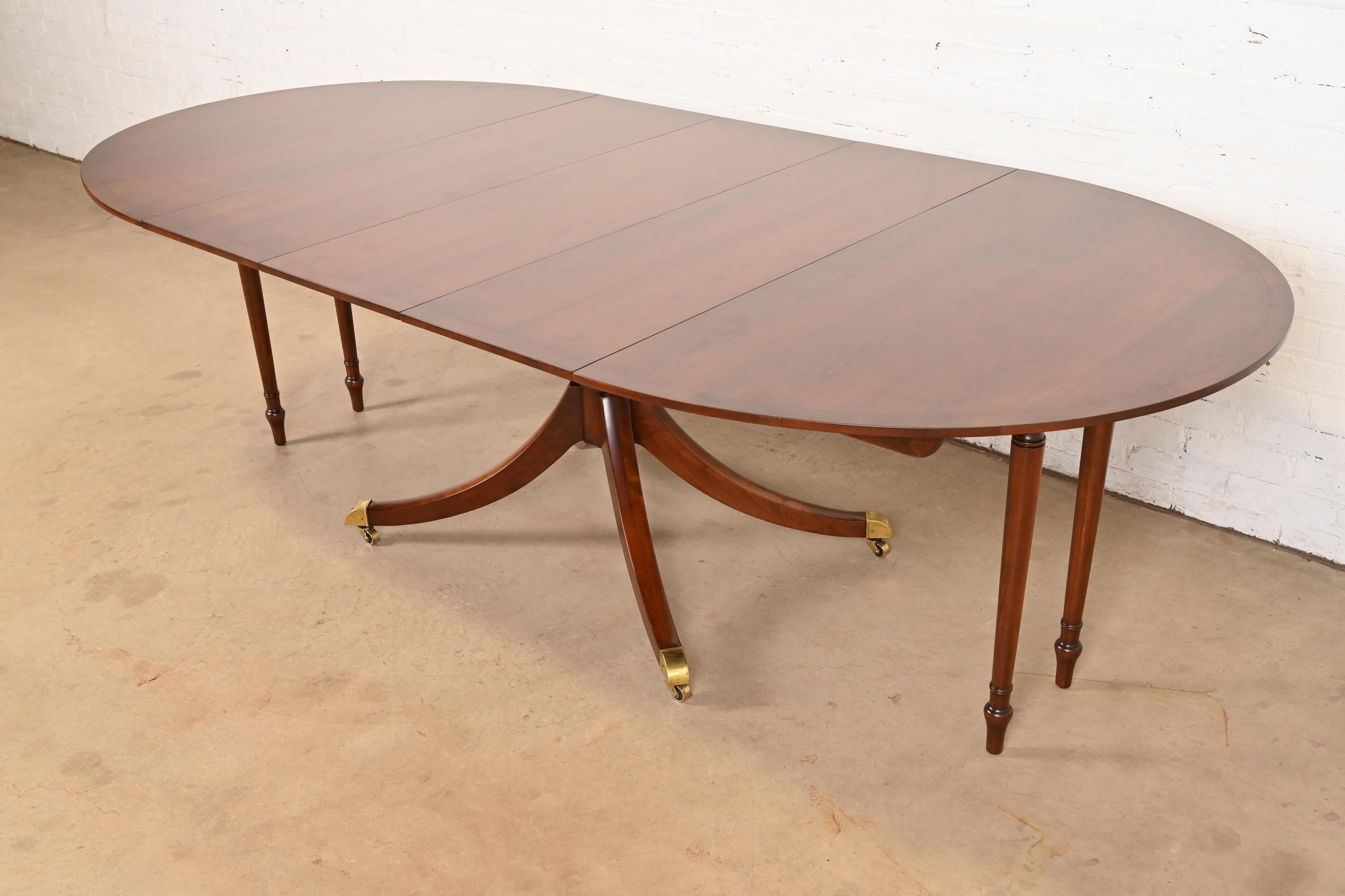 Baker Furniture Georgian Banded Cherry Wood Pedestal Dining Table, Refinished en vente 3