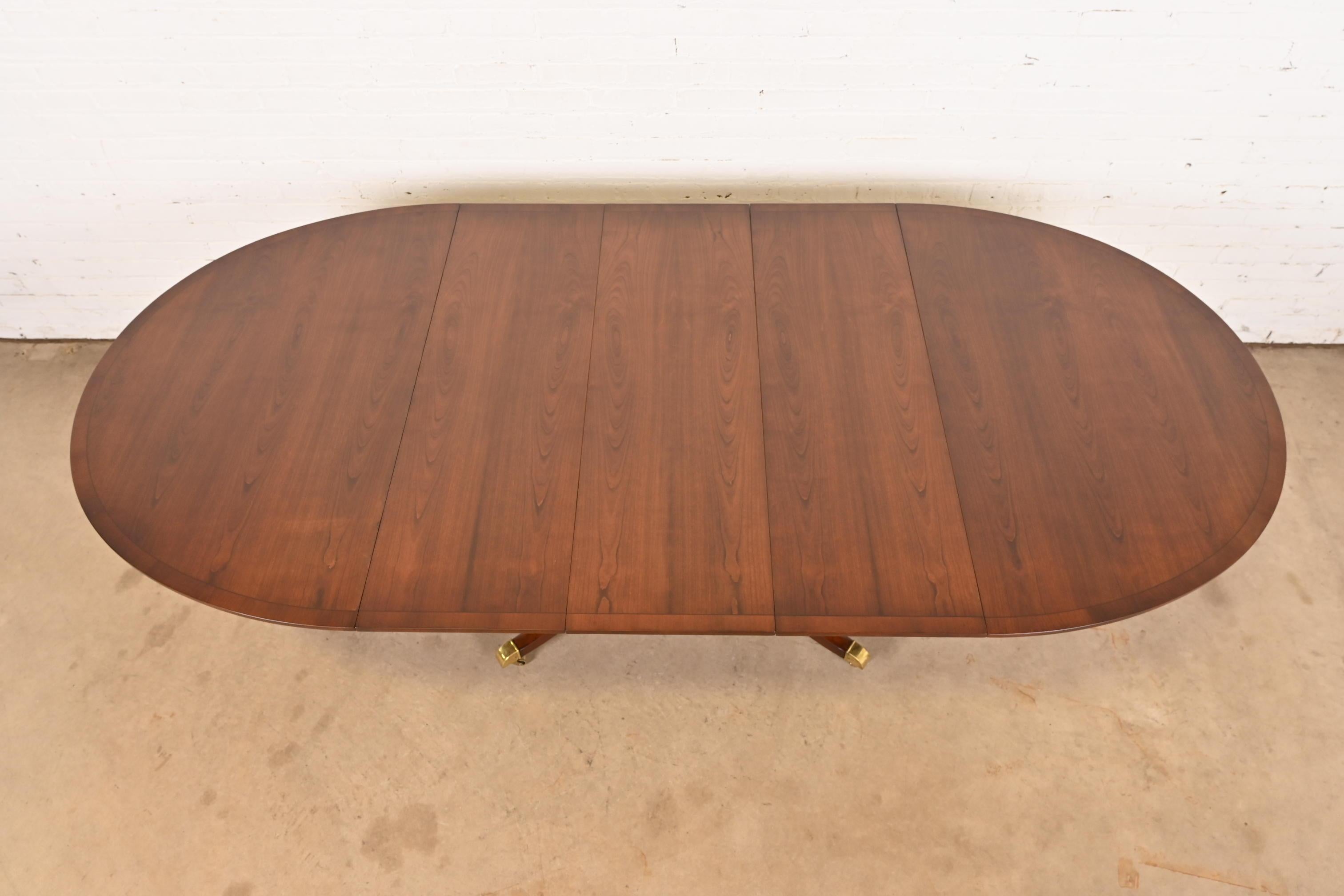 Baker Furniture Georgian Banded Cherry Wood Pedestal Dining Table, Refinished en vente 4