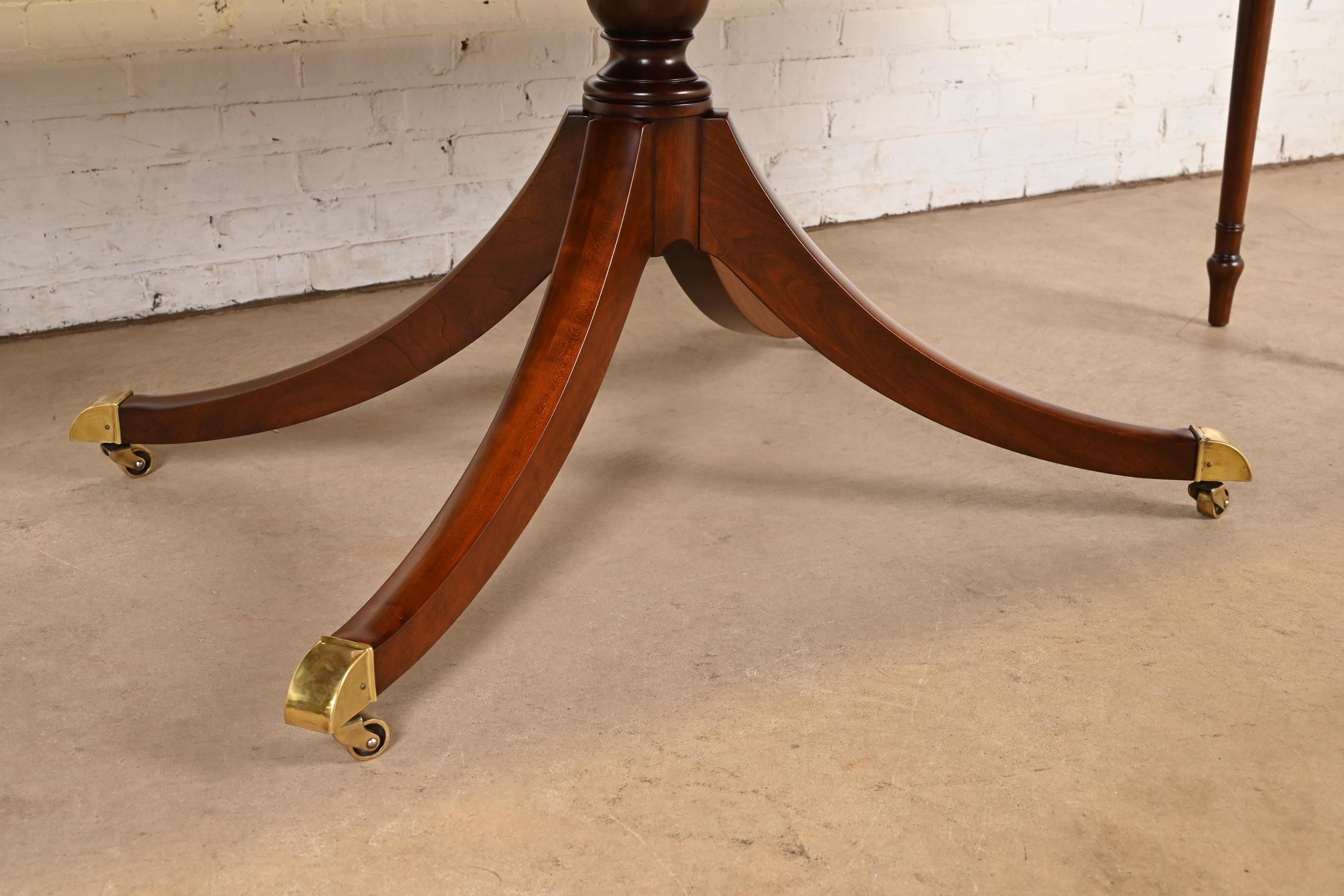 Baker Furniture Georgian Banded Cherry Wood Pedestal Dining Table, Refinished en vente 5