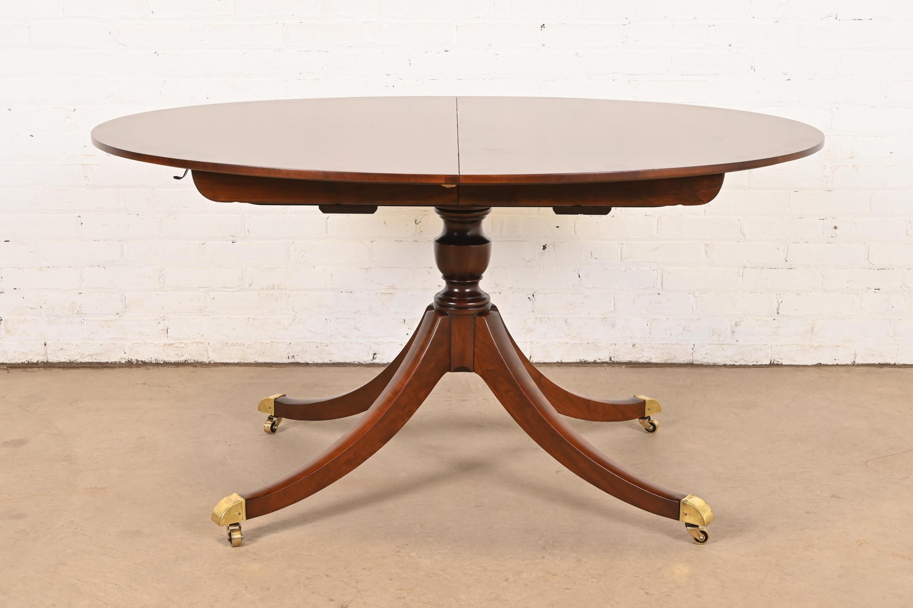 Georgien Baker Furniture Georgian Banded Cherry Wood Pedestal Dining Table, Refinished en vente
