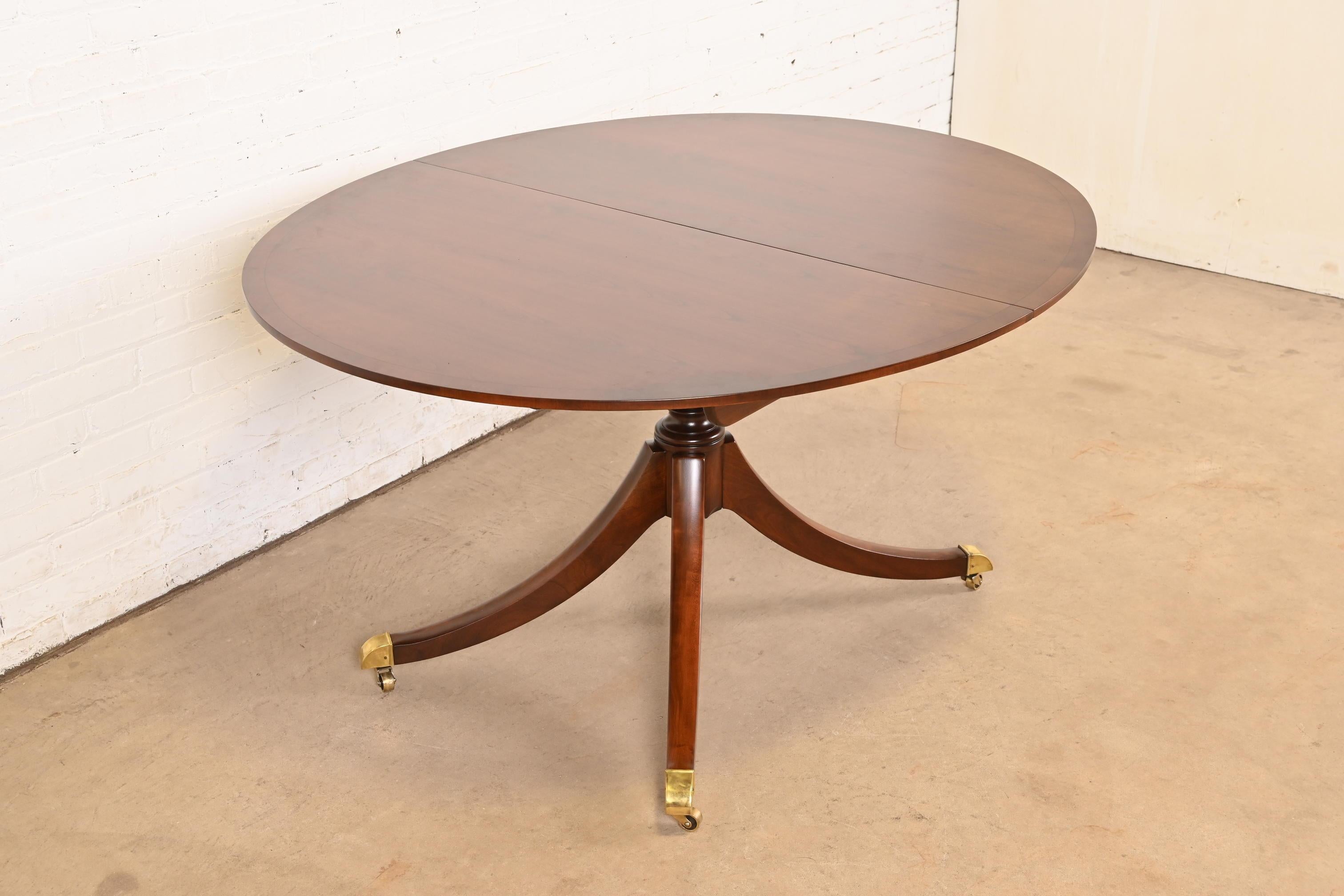 Américain Baker Furniture Georgian Banded Cherry Wood Pedestal Dining Table, Refinished en vente