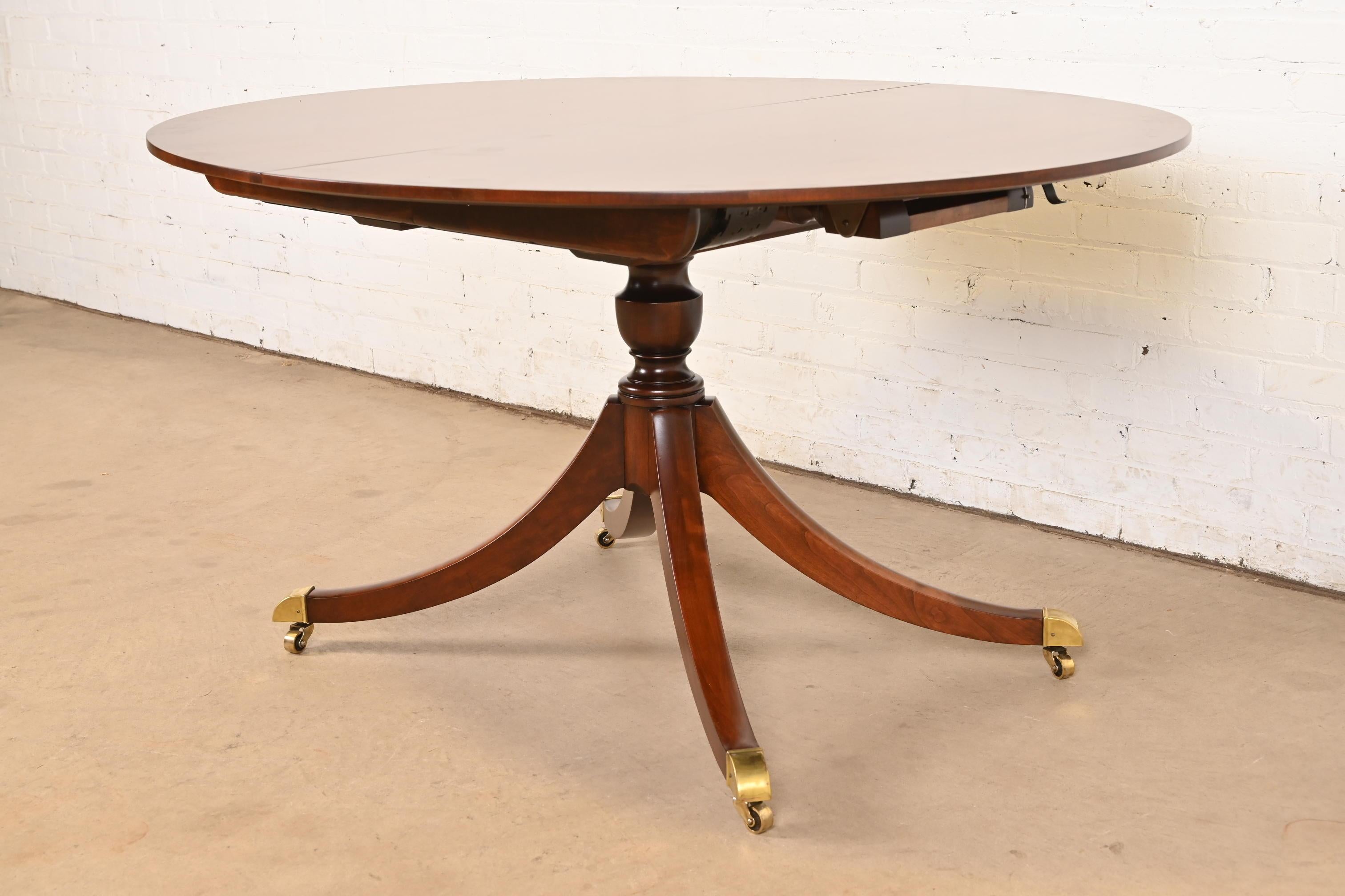Baker Furniture Georgian Banded Cherry Wood Pedestal Dining Table, Refinished Bon état - En vente à South Bend, IN