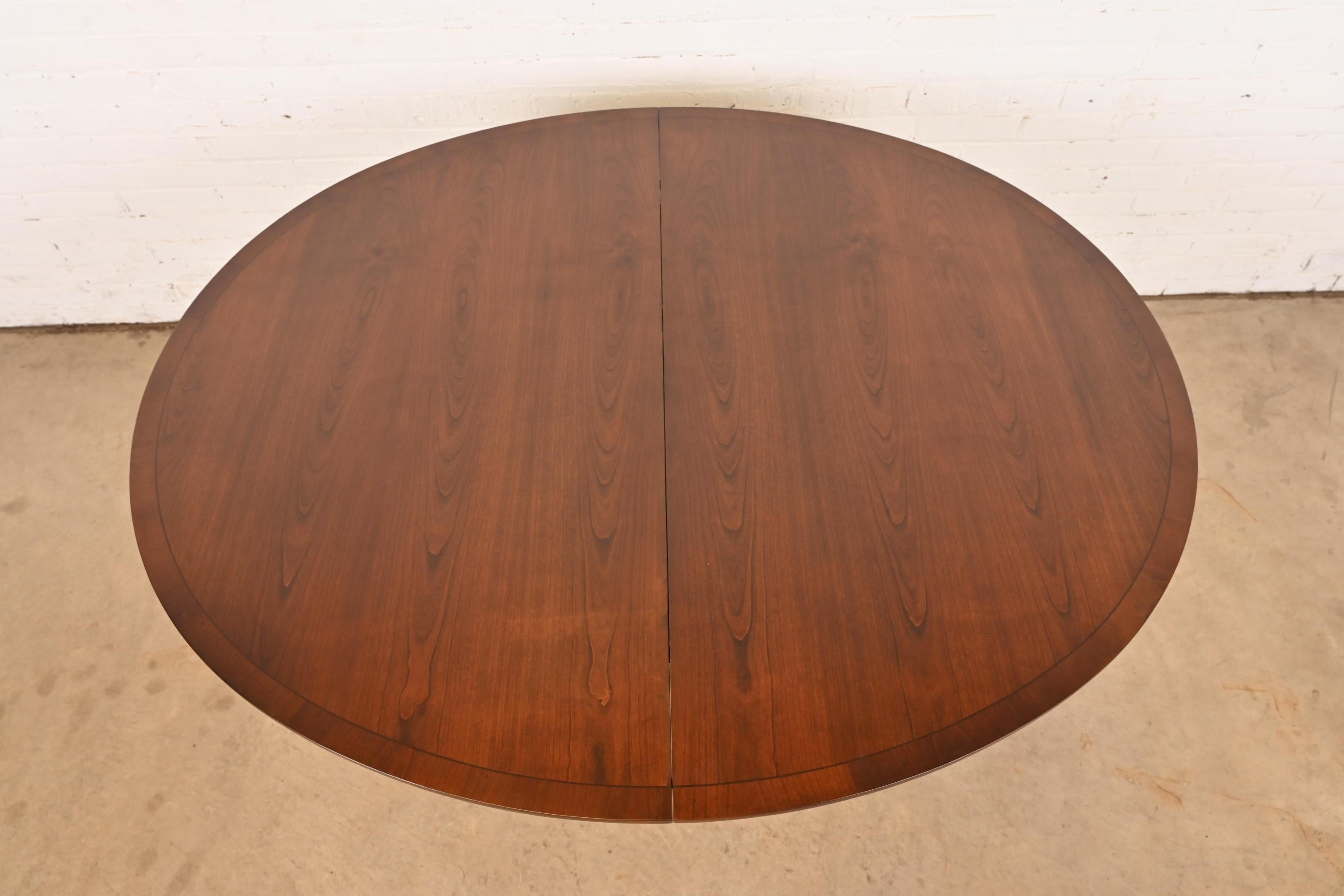 Fin du 20e siècle Baker Furniture Georgian Banded Cherry Wood Pedestal Dining Table, Refinished en vente