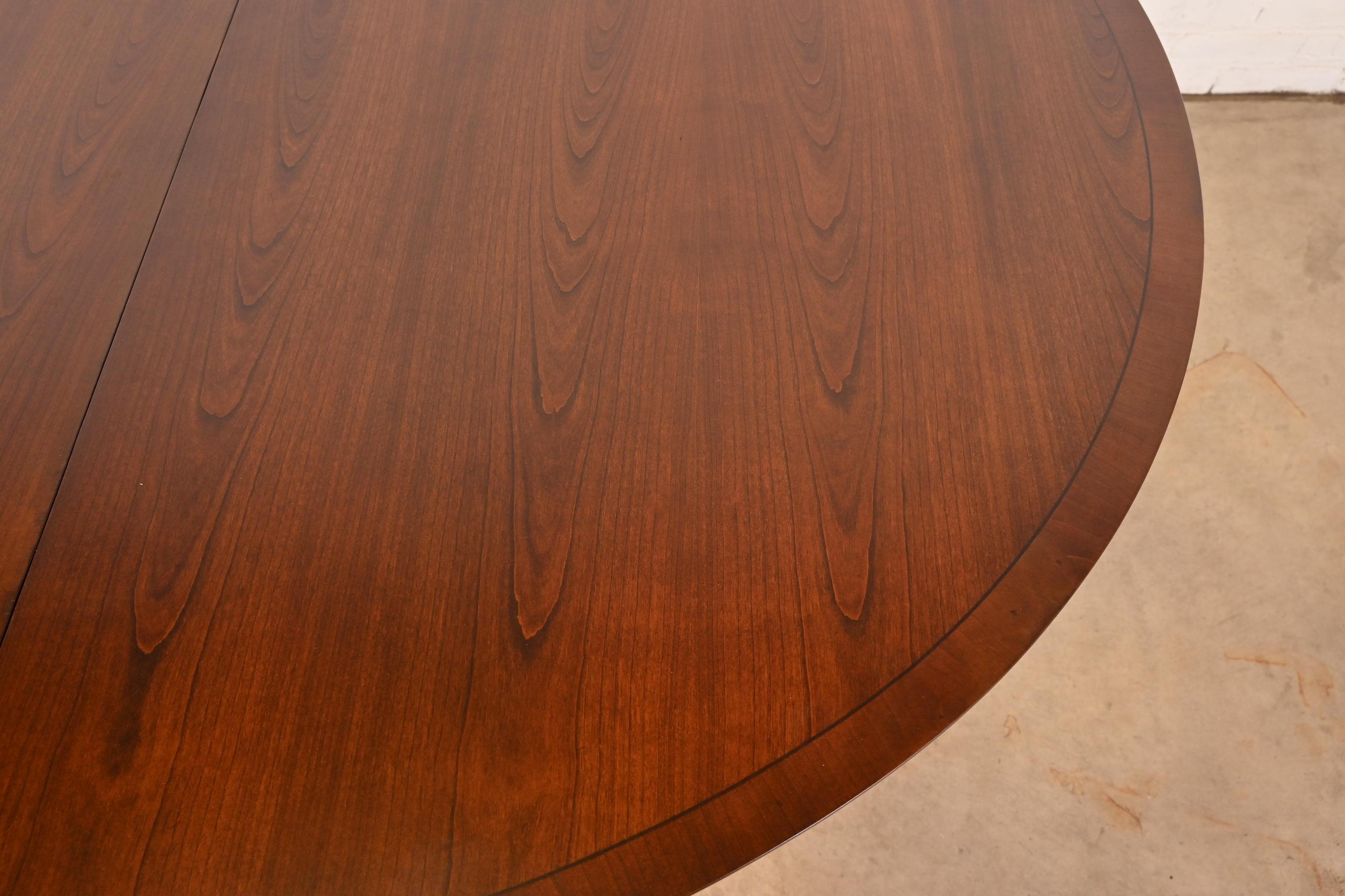 Laiton Baker Furniture Georgian Banded Cherry Wood Pedestal Dining Table, Refinished en vente