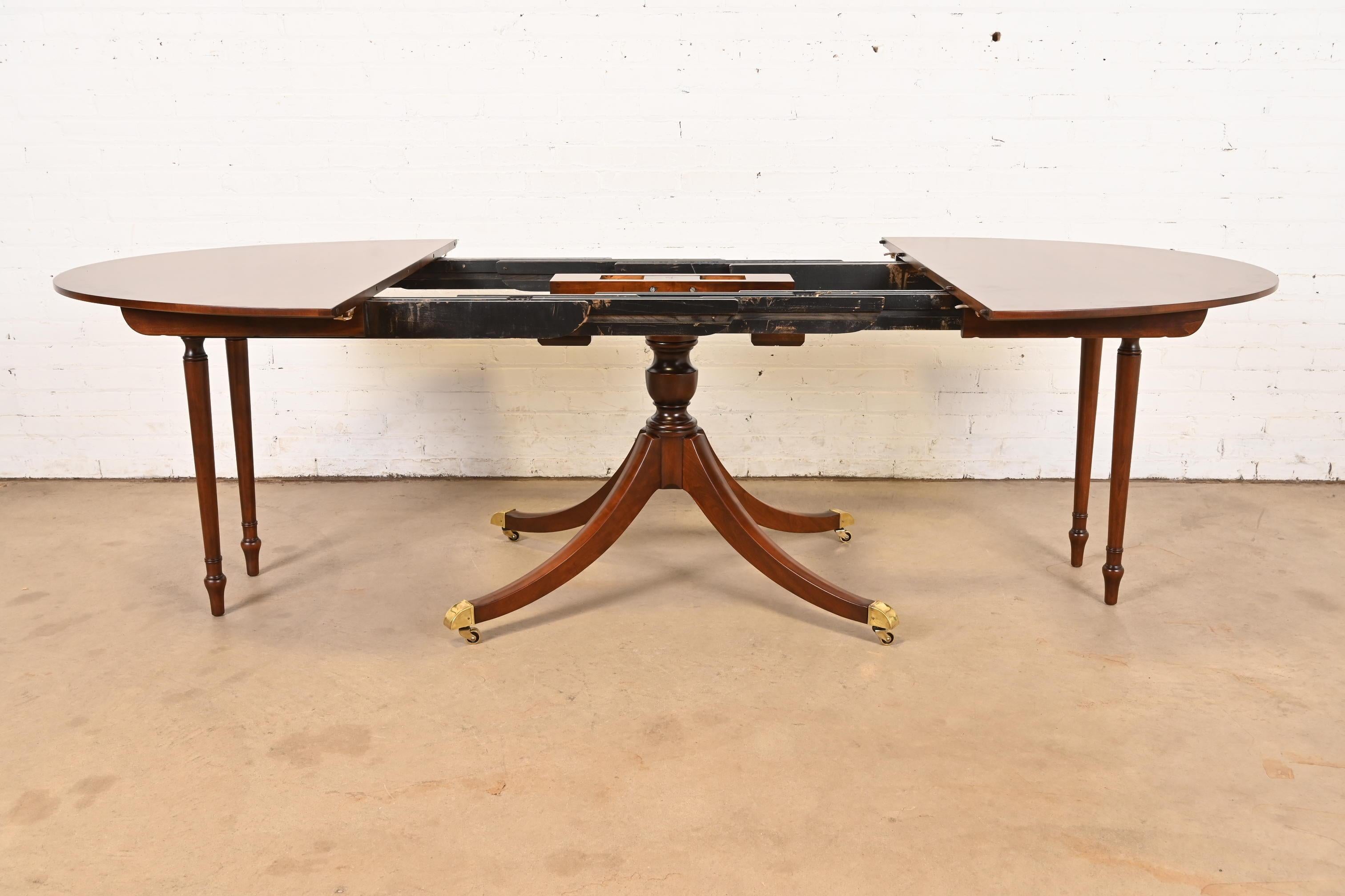 Baker Furniture Georgian Banded Cherry Wood Pedestal Dining Table, Refinished en vente 1