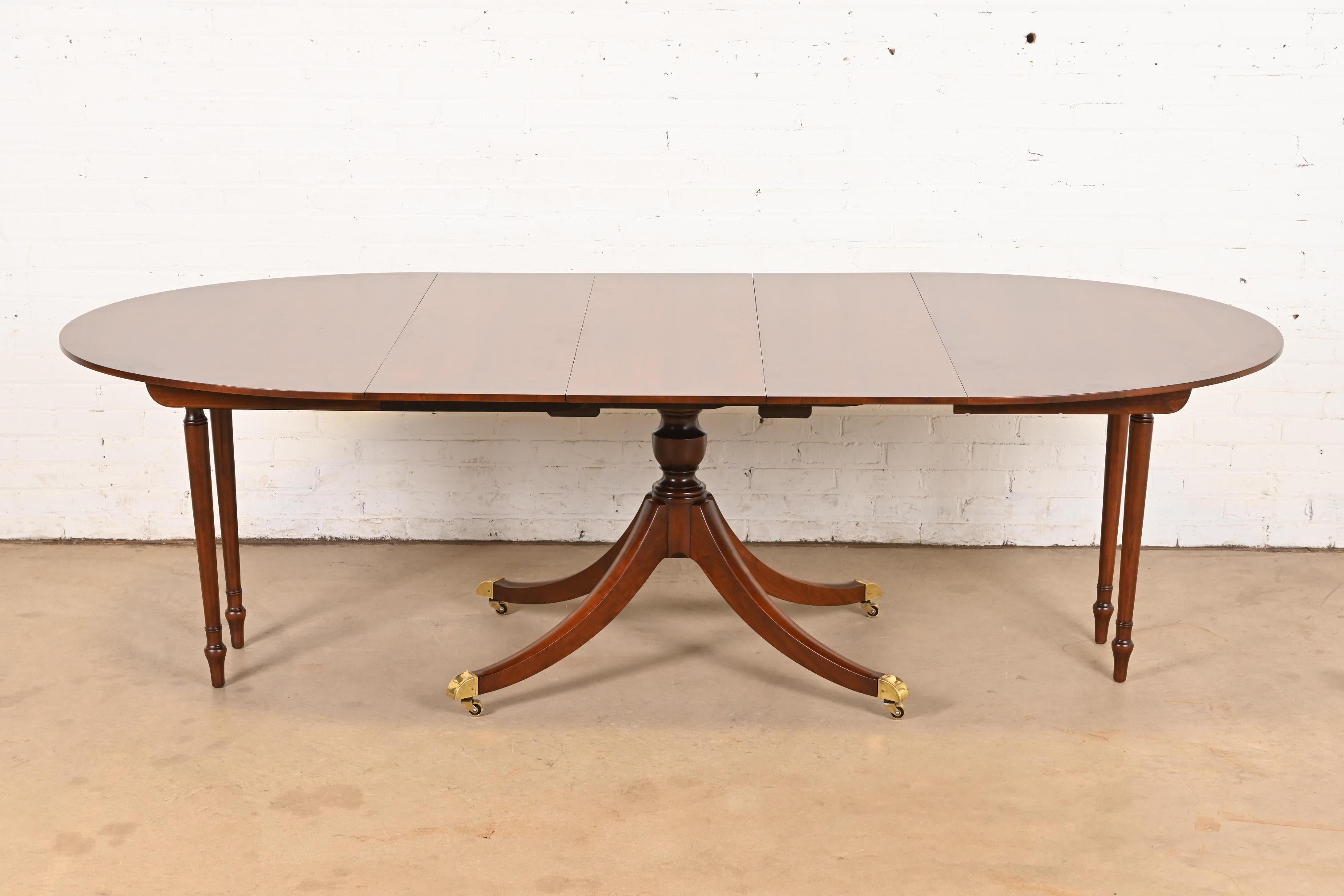 Baker Furniture Georgian Banded Cherry Wood Pedestal Dining Table, Refinished en vente 2