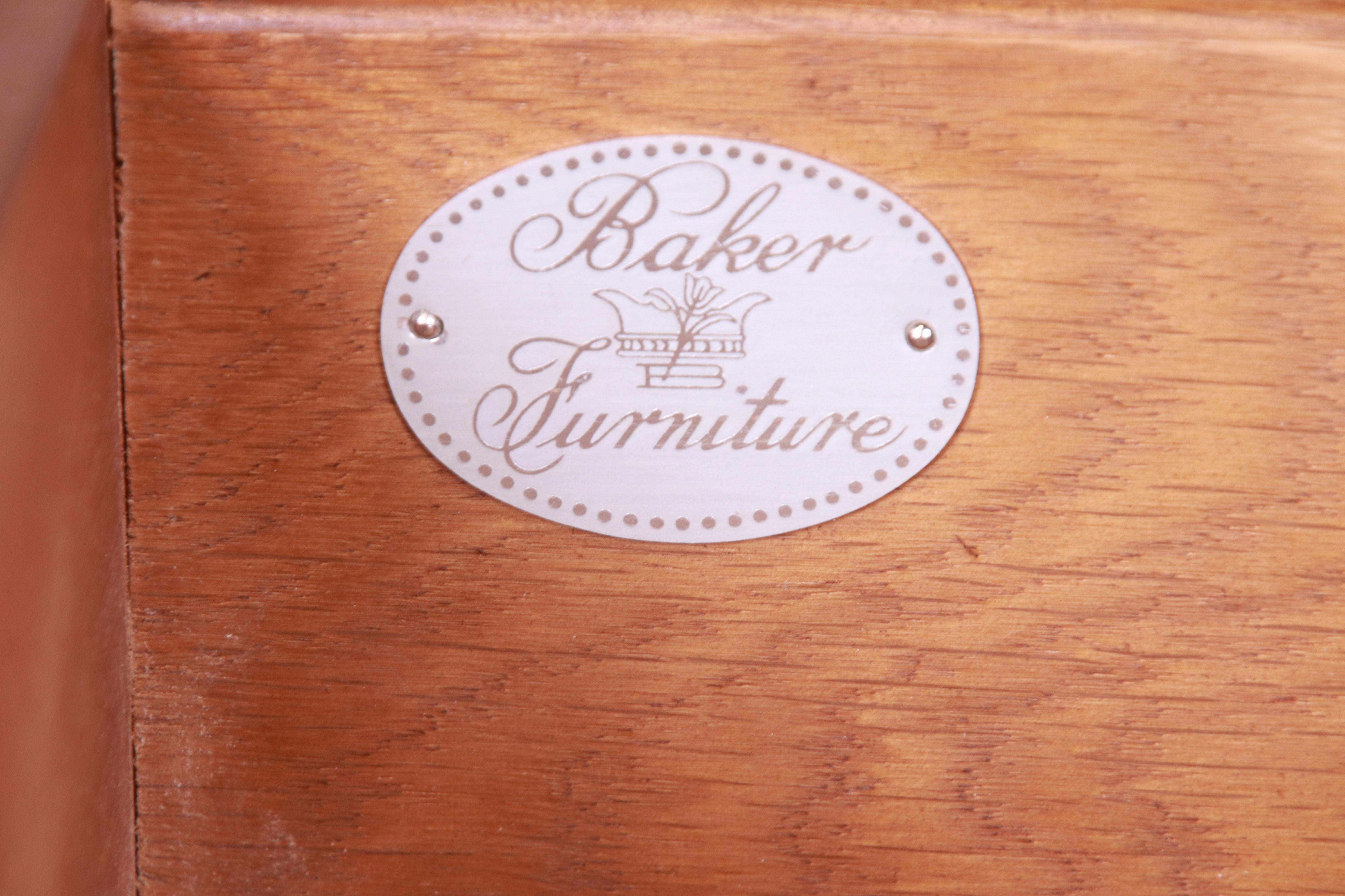 Mesilla de noche georgiana de caoba con bandas de Baker Furniture en venta 8