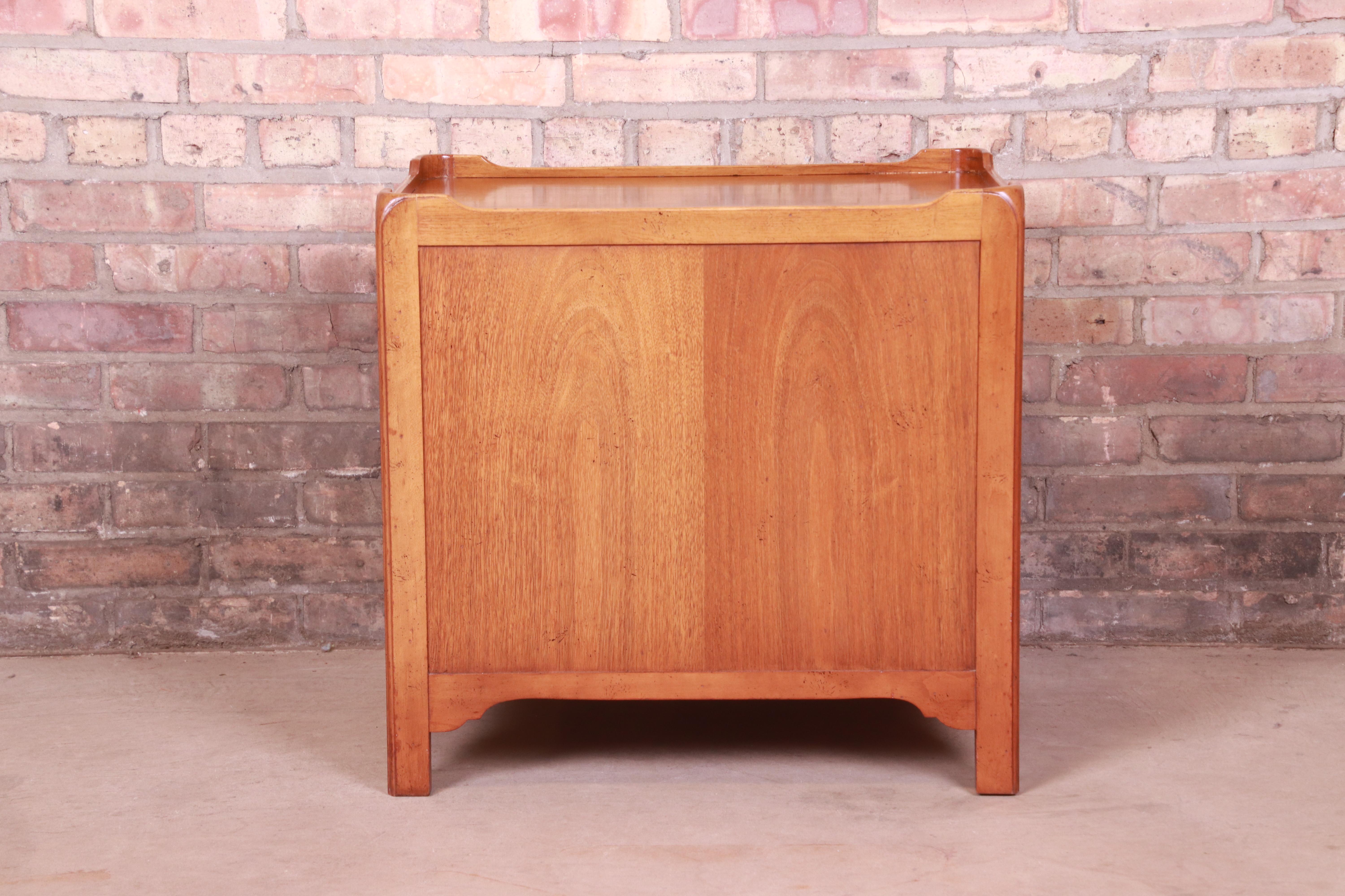 Baker Furniture Georgian Banded Mahogany Bedside Chest For Sale 10