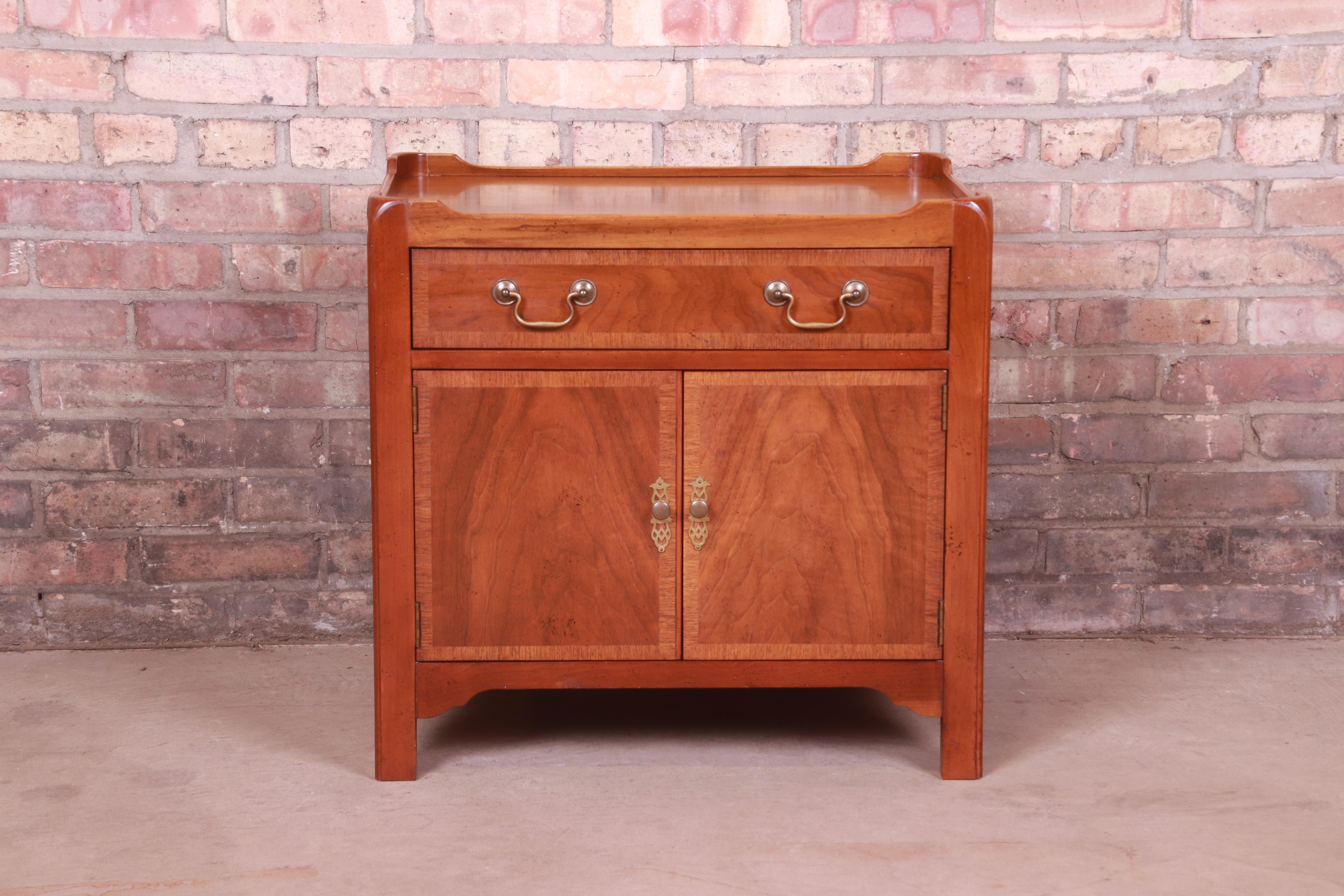 A gorgeous Georgian style nightstand or side table

By Baker Furniture

USA, Circa 1980s

Banded mahogany, with original brass hardware.

Measures: 24