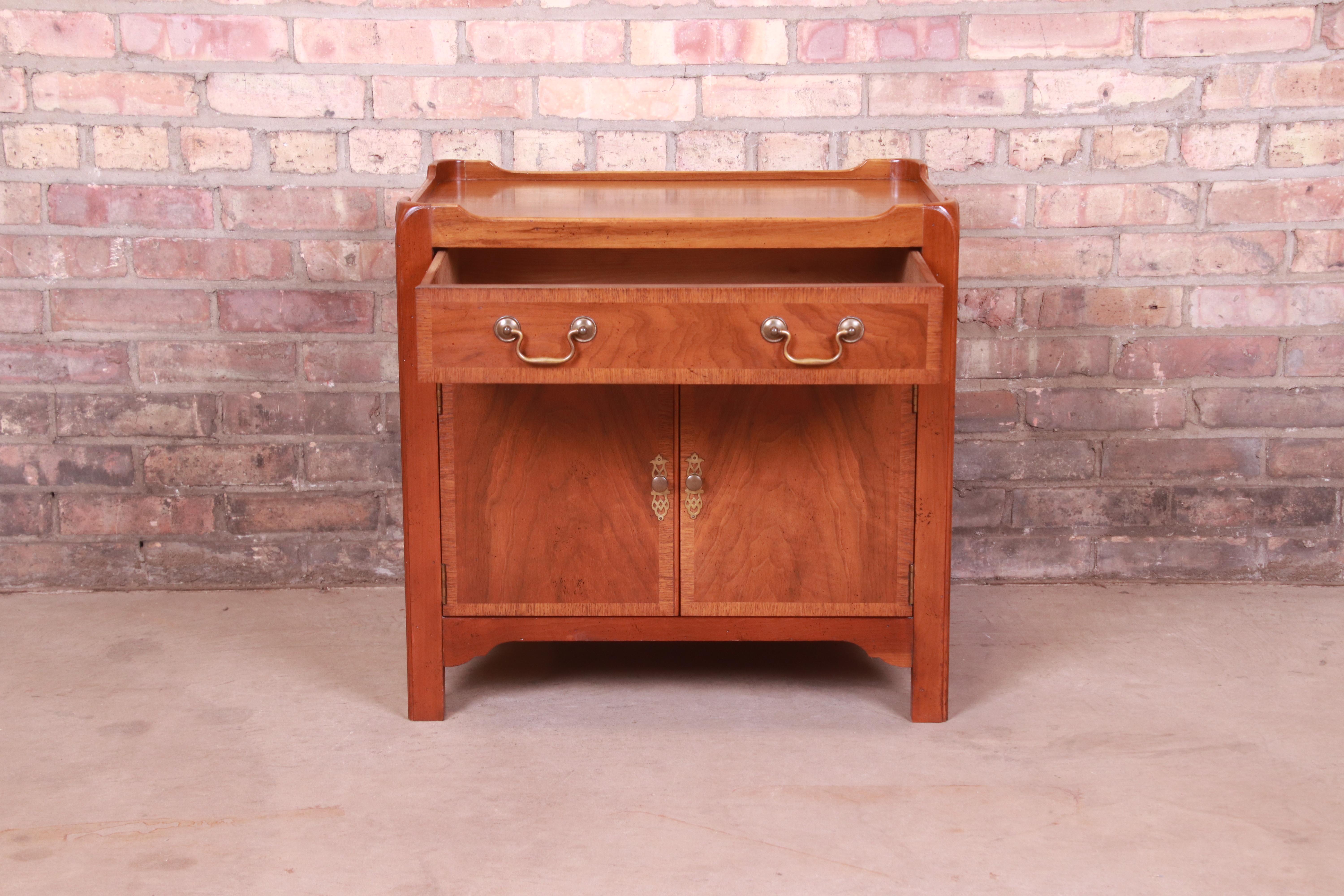 Laiton Baker Furniture commode de chevet géorgienne en acajou à bandes en vente