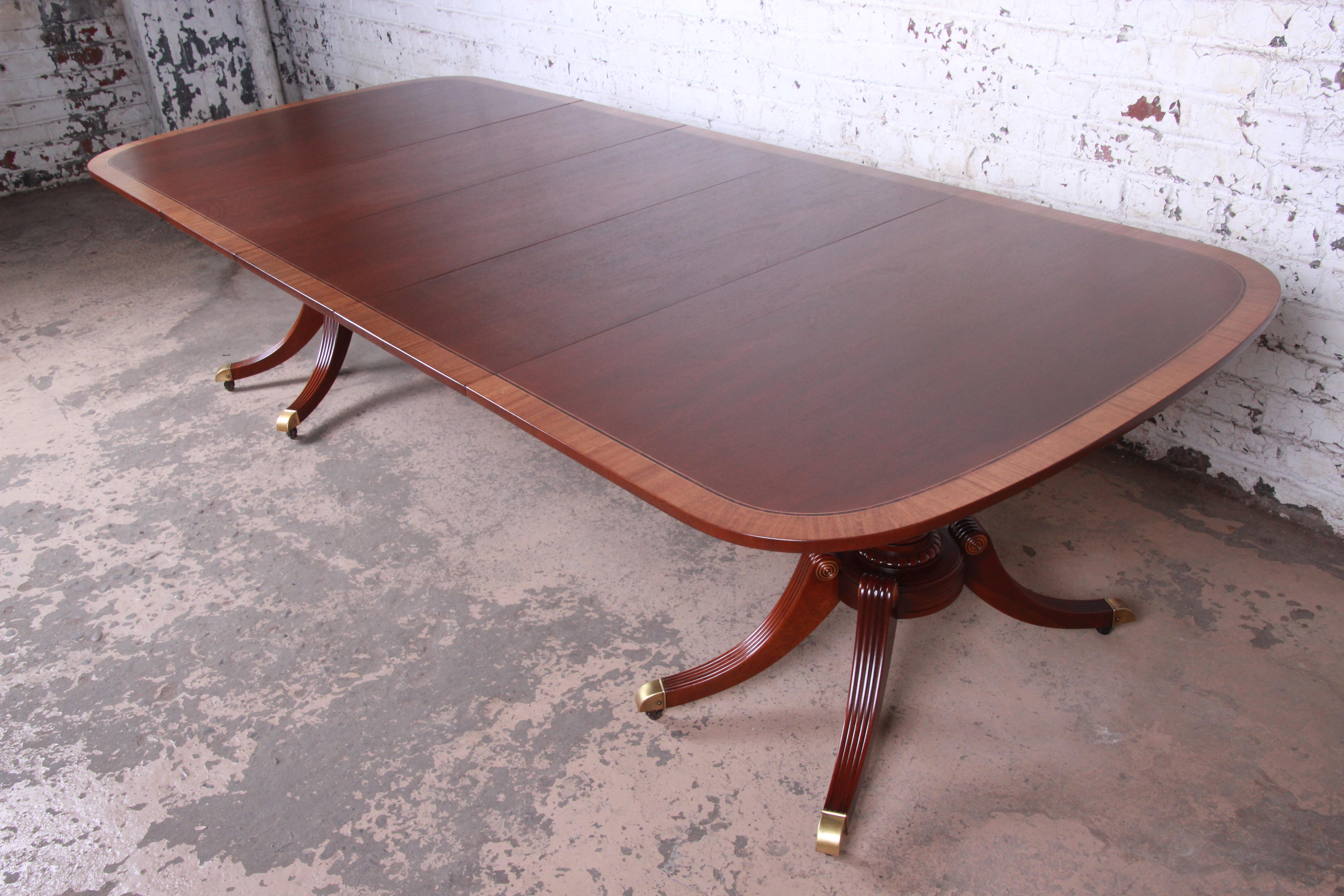 An exceptional Georgian banded mahogany double pedestal extension dining table

By Baker Furniture

USA, circa 1940s

Mahogany, satinwood and brass

Measures: 60.25