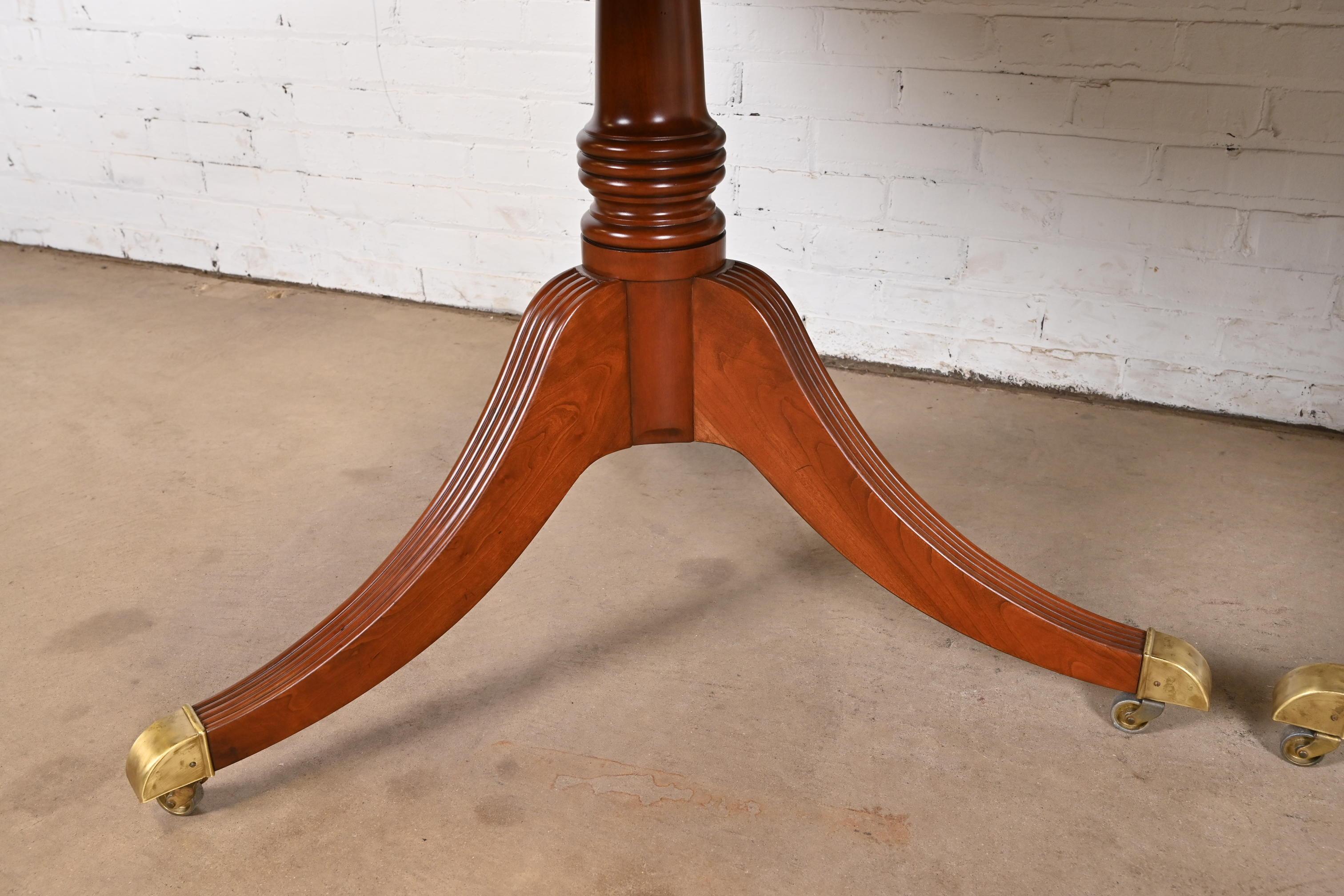 Baker Furniture table de salle à manger géorgienne en acajou à double piédestal en vente 3