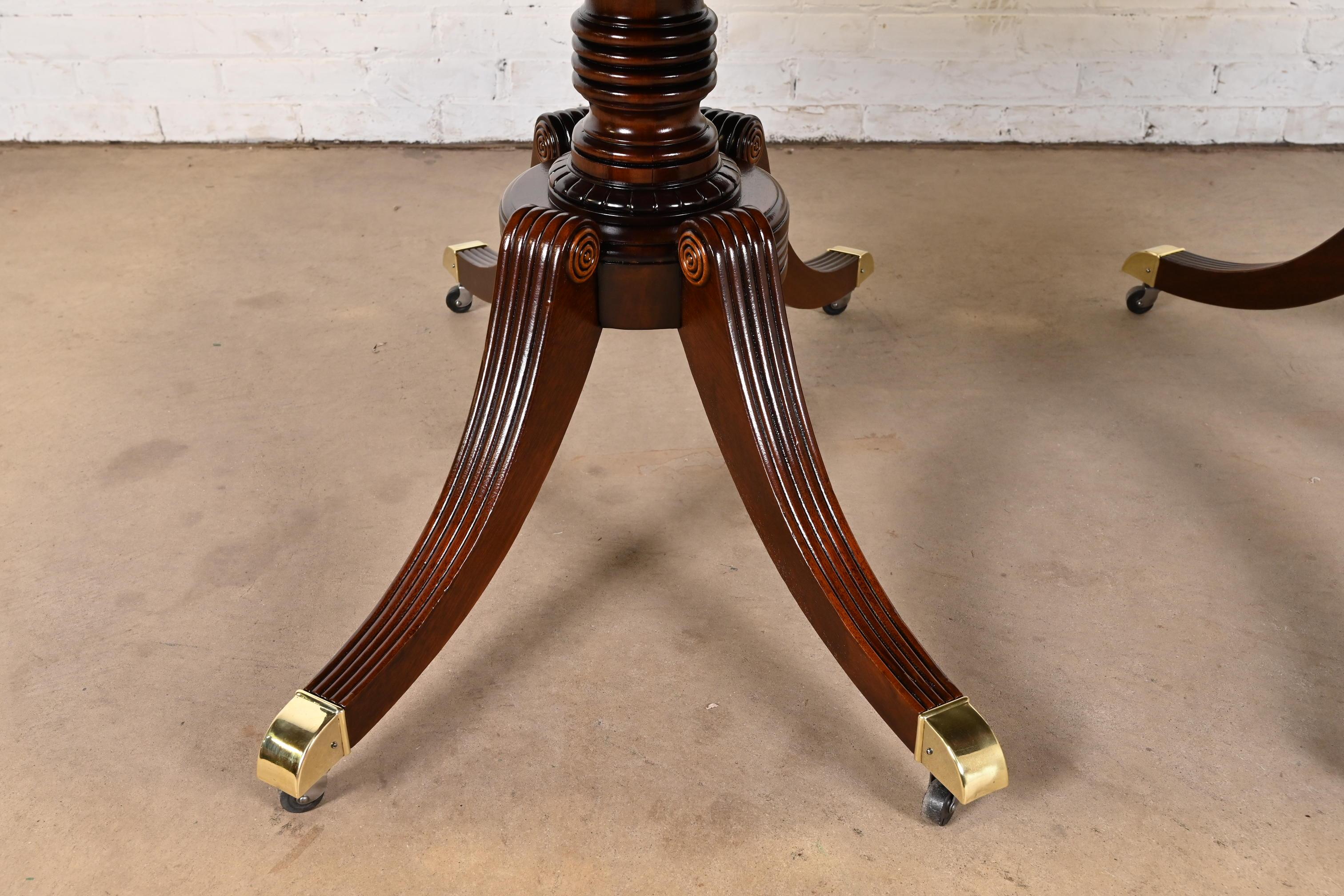Baker Furniture table de salle à manger géorgienne en acajou à double piédestal en vente 3