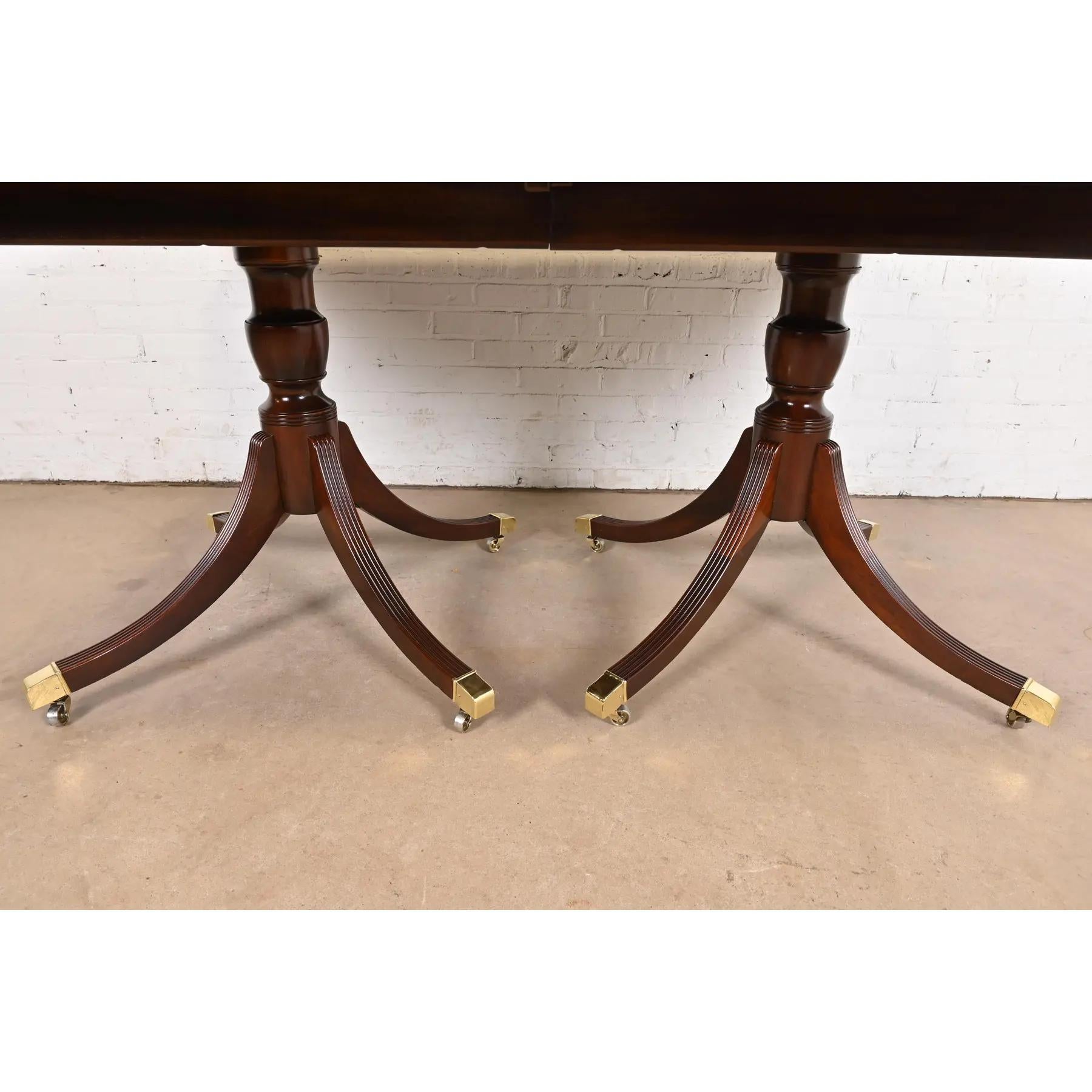 Baker Furniture table de salle à manger géorgienne en acajou à double piédestal en vente 3