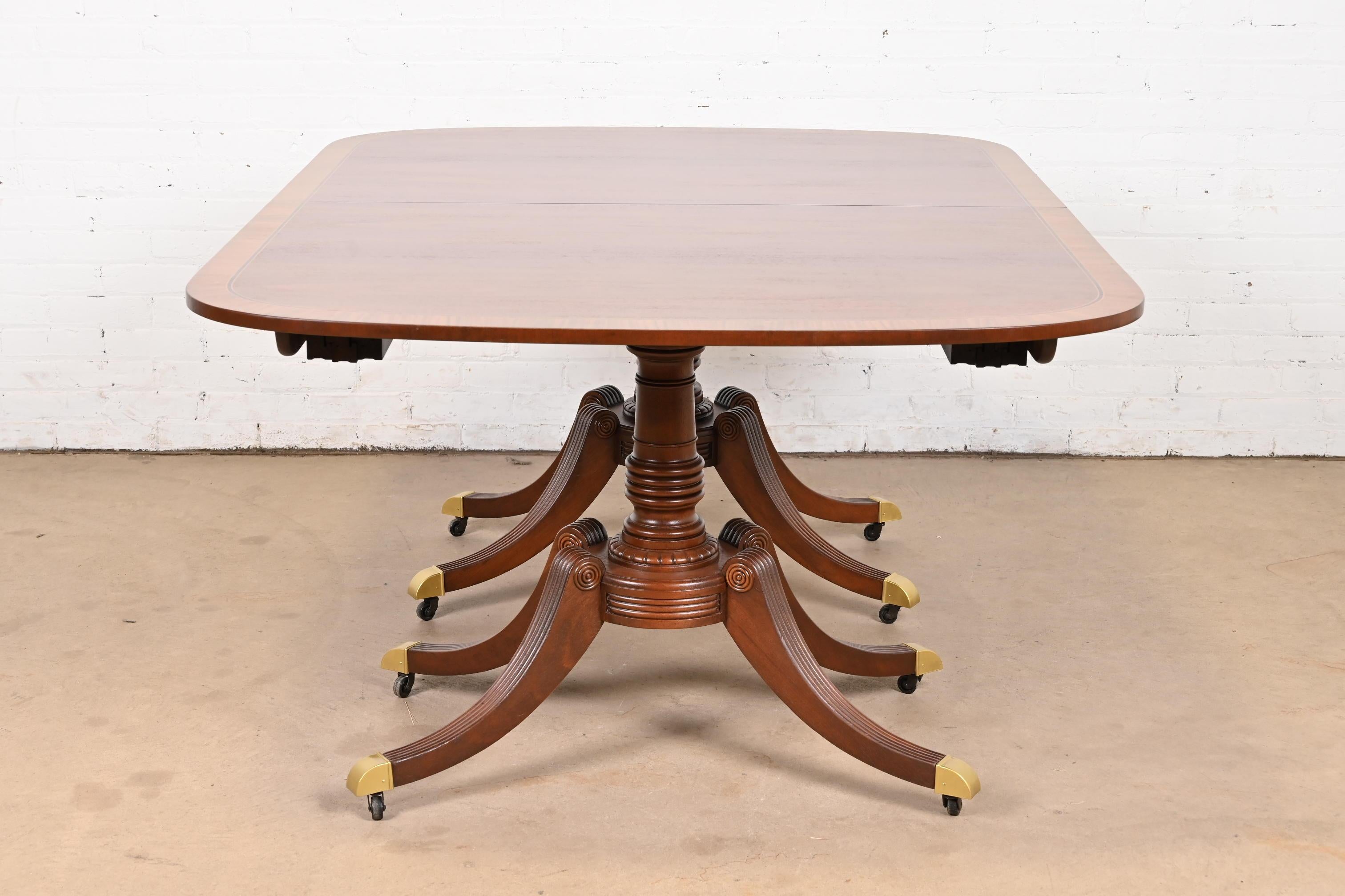 Baker Furniture table de salle à manger géorgienne en acajou à double piédestal en vente 4