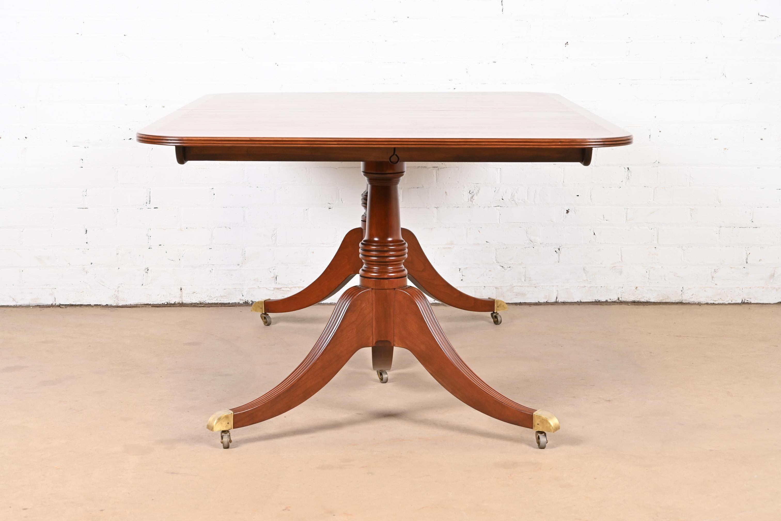 Baker Furniture table de salle à manger géorgienne en acajou à double piédestal en vente 4