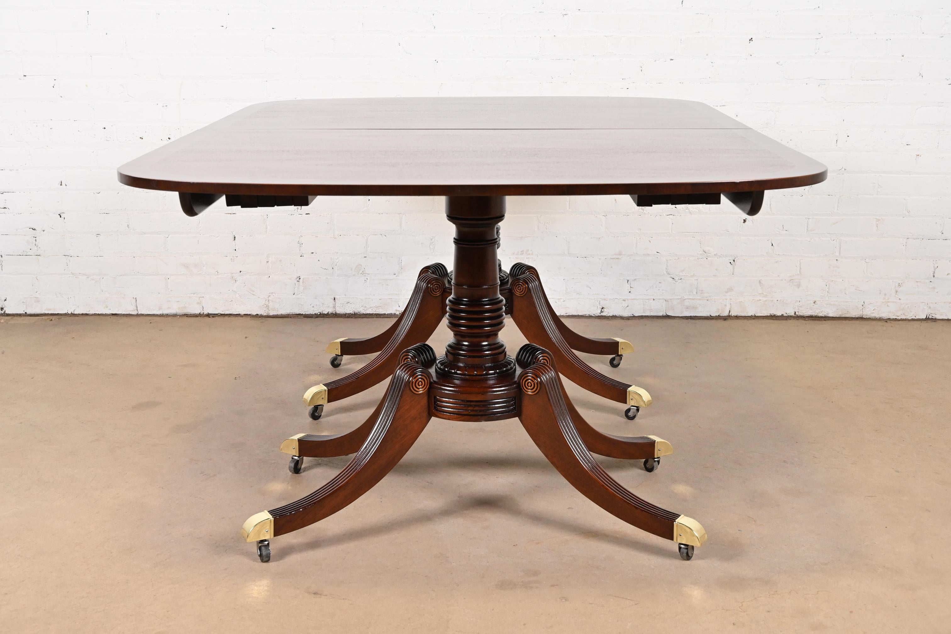Baker Furniture table de salle à manger géorgienne en acajou à double piédestal en vente 4
