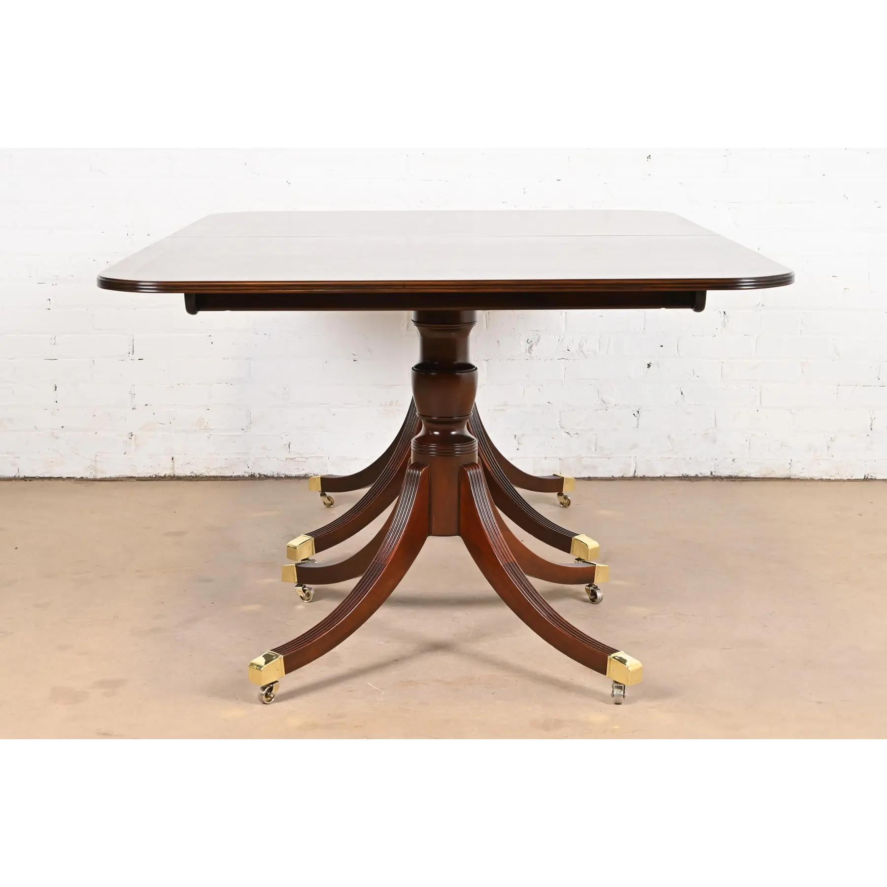 Baker Furniture table de salle à manger géorgienne en acajou à double piédestal en vente 4