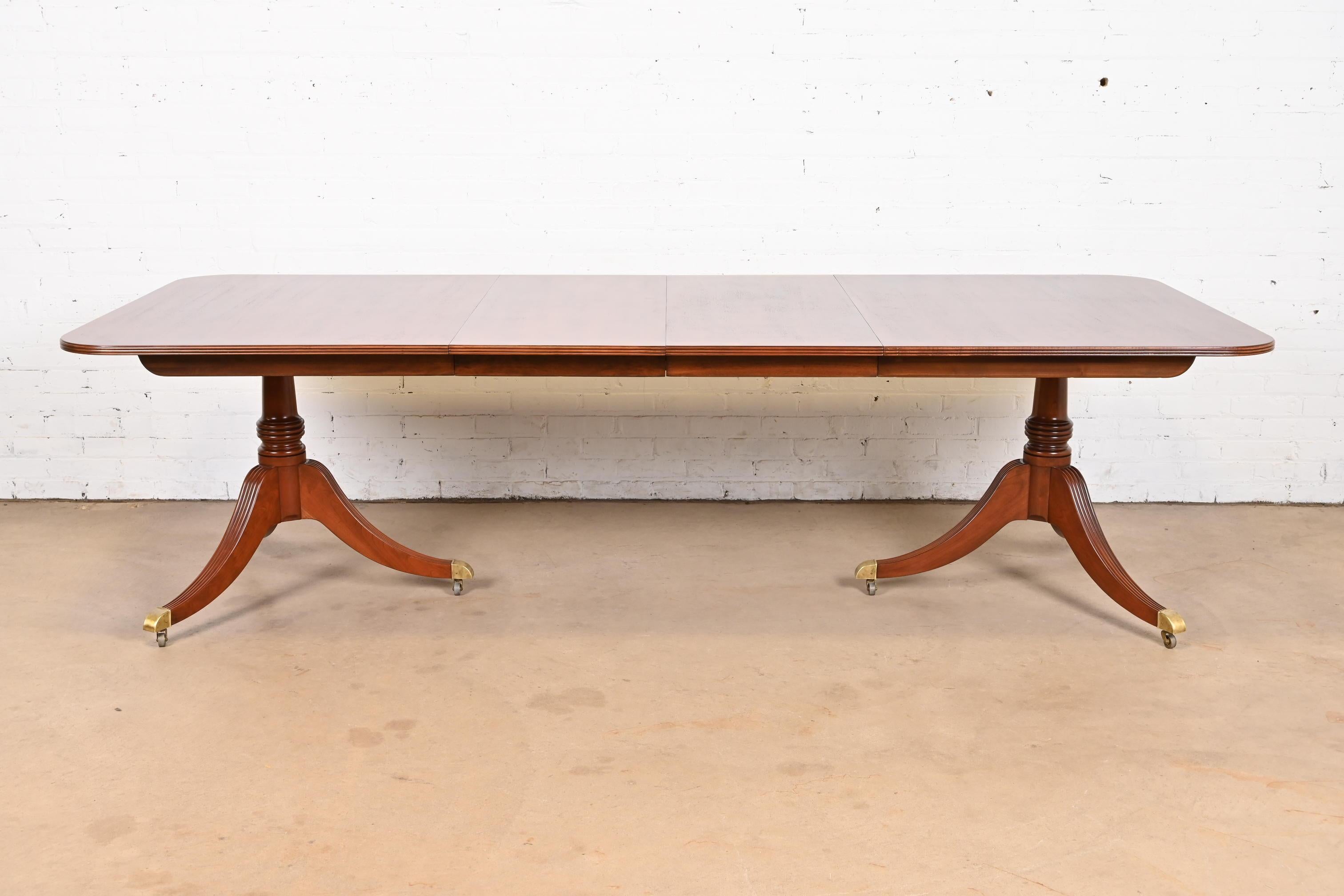 Georgien Baker Furniture table de salle à manger géorgienne en acajou à double piédestal en vente