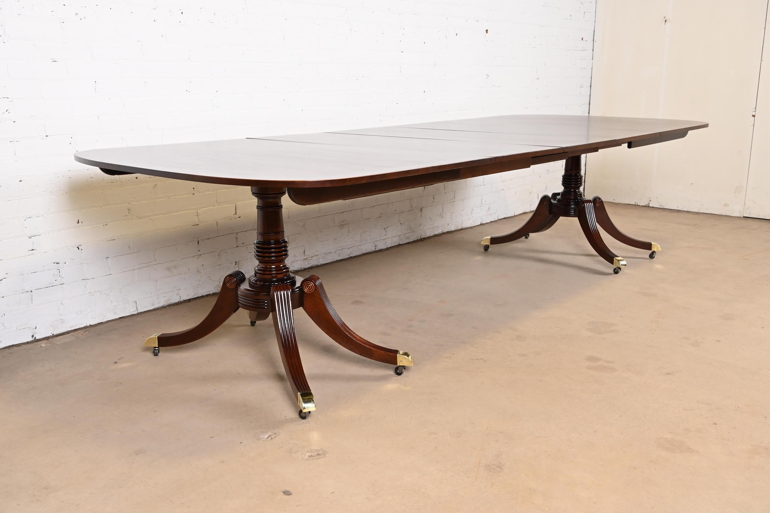 Georgien Baker Furniture table de salle à manger géorgienne en acajou à double piédestal en vente