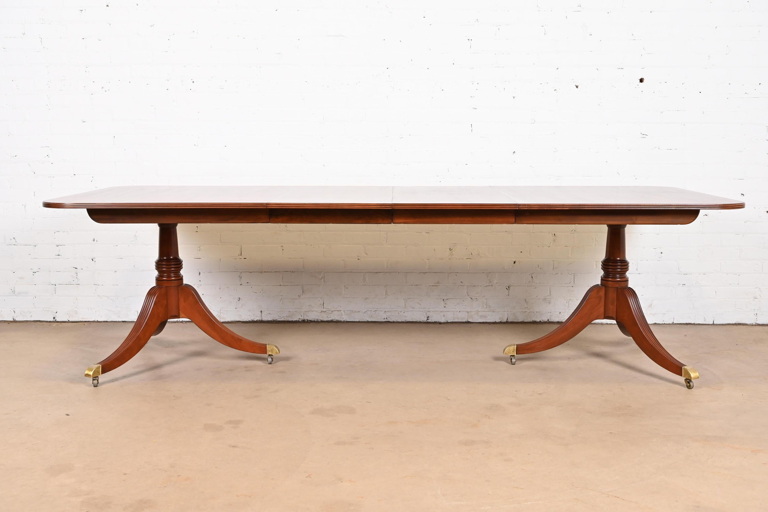 Américain Baker Furniture table de salle à manger géorgienne en acajou à double piédestal en vente