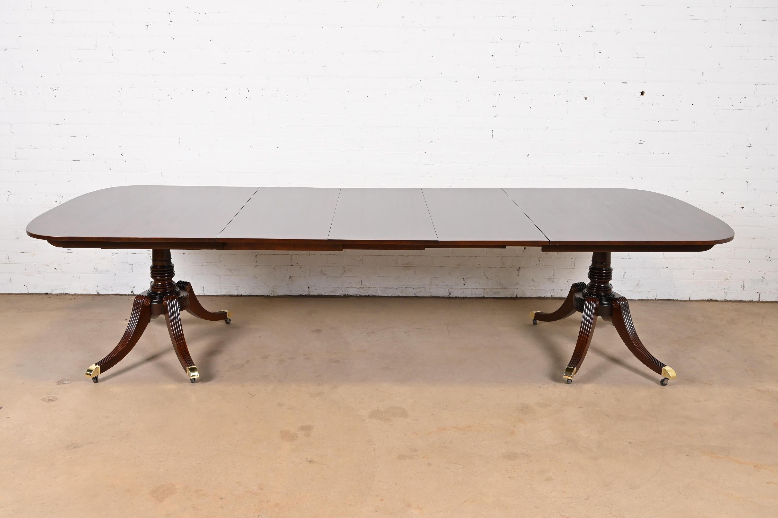 Américain Baker Furniture table de salle à manger géorgienne en acajou à double piédestal en vente