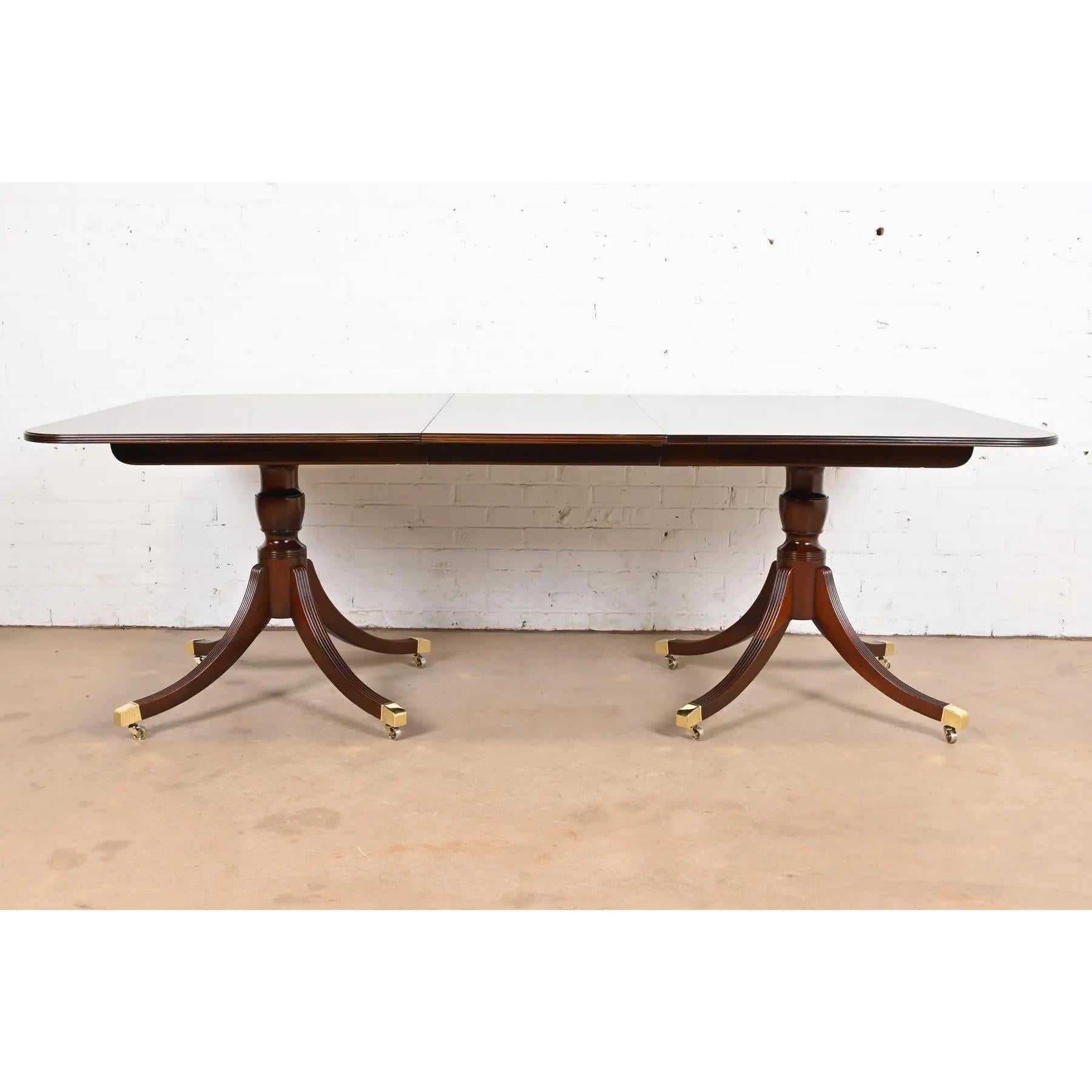 Américain Baker Furniture table de salle à manger géorgienne en acajou à double piédestal en vente
