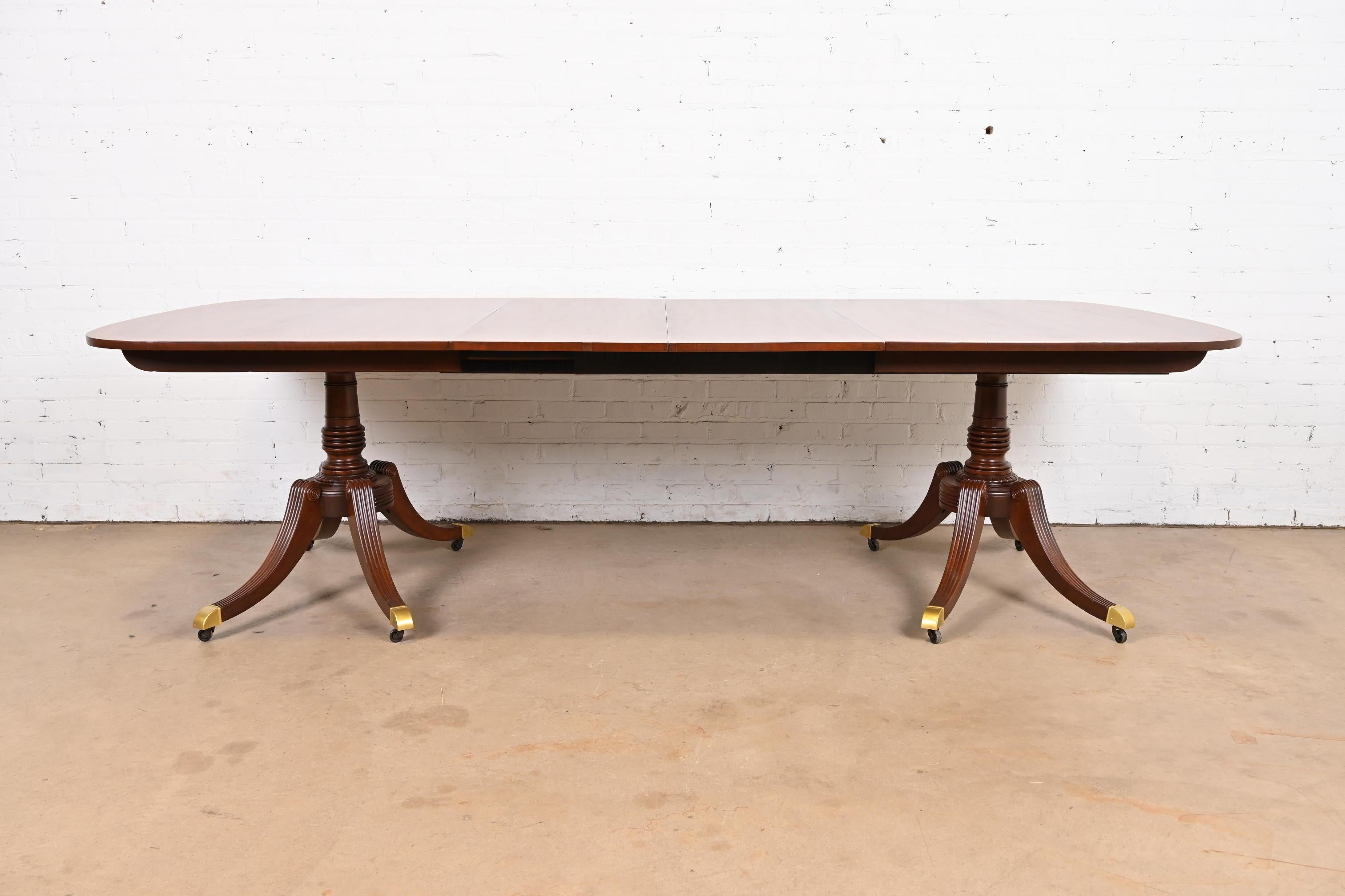 Baker Furniture table de salle à manger géorgienne en acajou à double piédestal Bon état - En vente à South Bend, IN