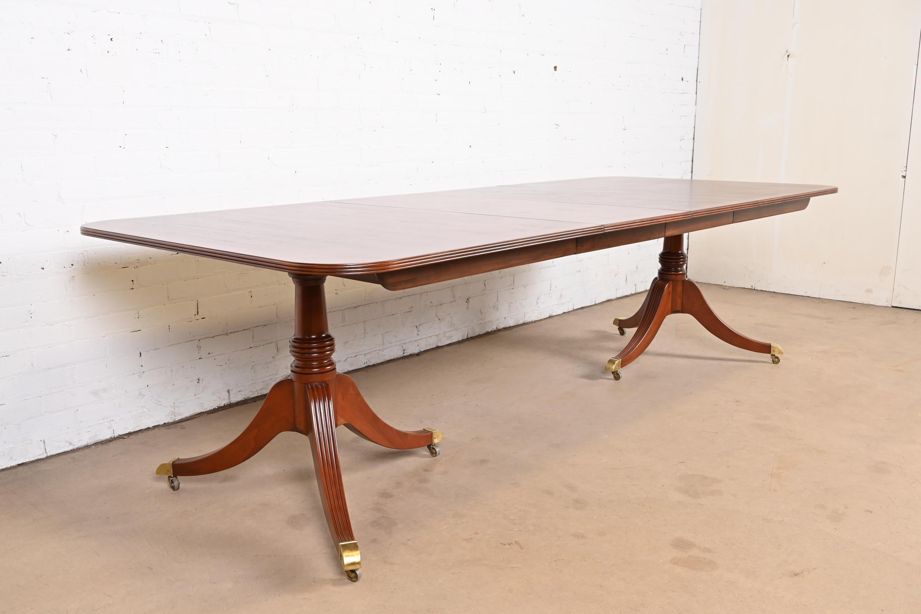 Baker Furniture table de salle à manger géorgienne en acajou à double piédestal Bon état - En vente à South Bend, IN