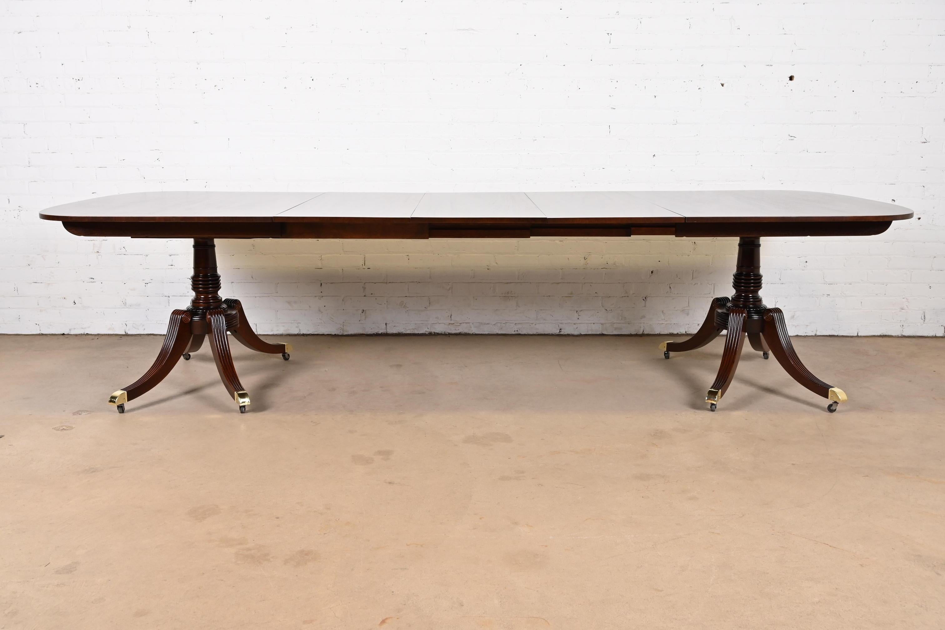 Baker Furniture table de salle à manger géorgienne en acajou à double piédestal Bon état - En vente à South Bend, IN