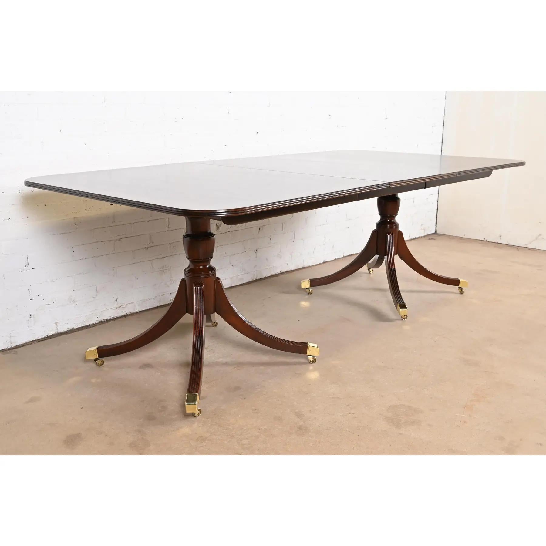 Baker Furniture table de salle à manger géorgienne en acajou à double piédestal Bon état - En vente à South Bend, IN