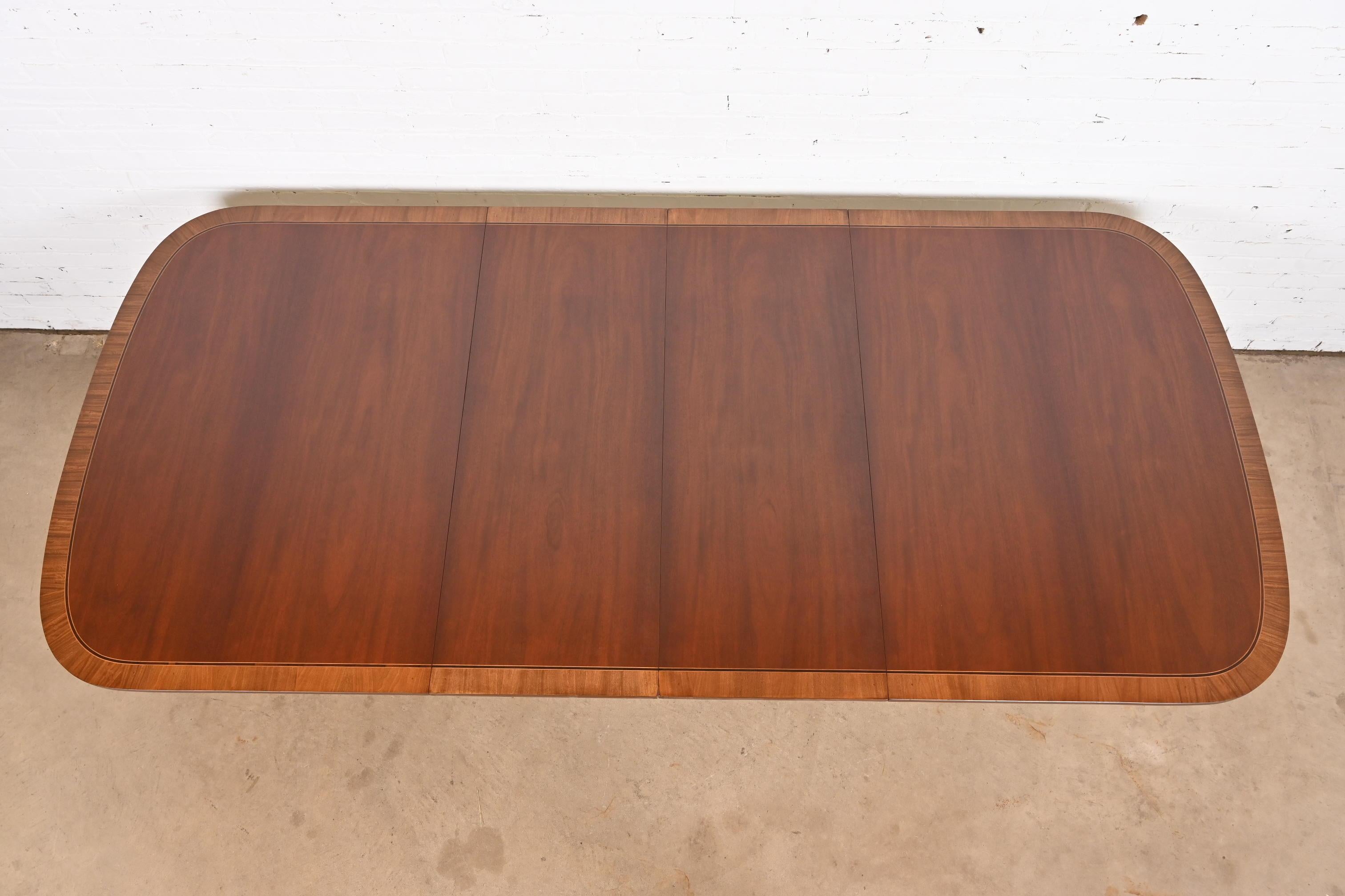 Fin du 20e siècle Baker Furniture table de salle à manger géorgienne en acajou à double piédestal en vente