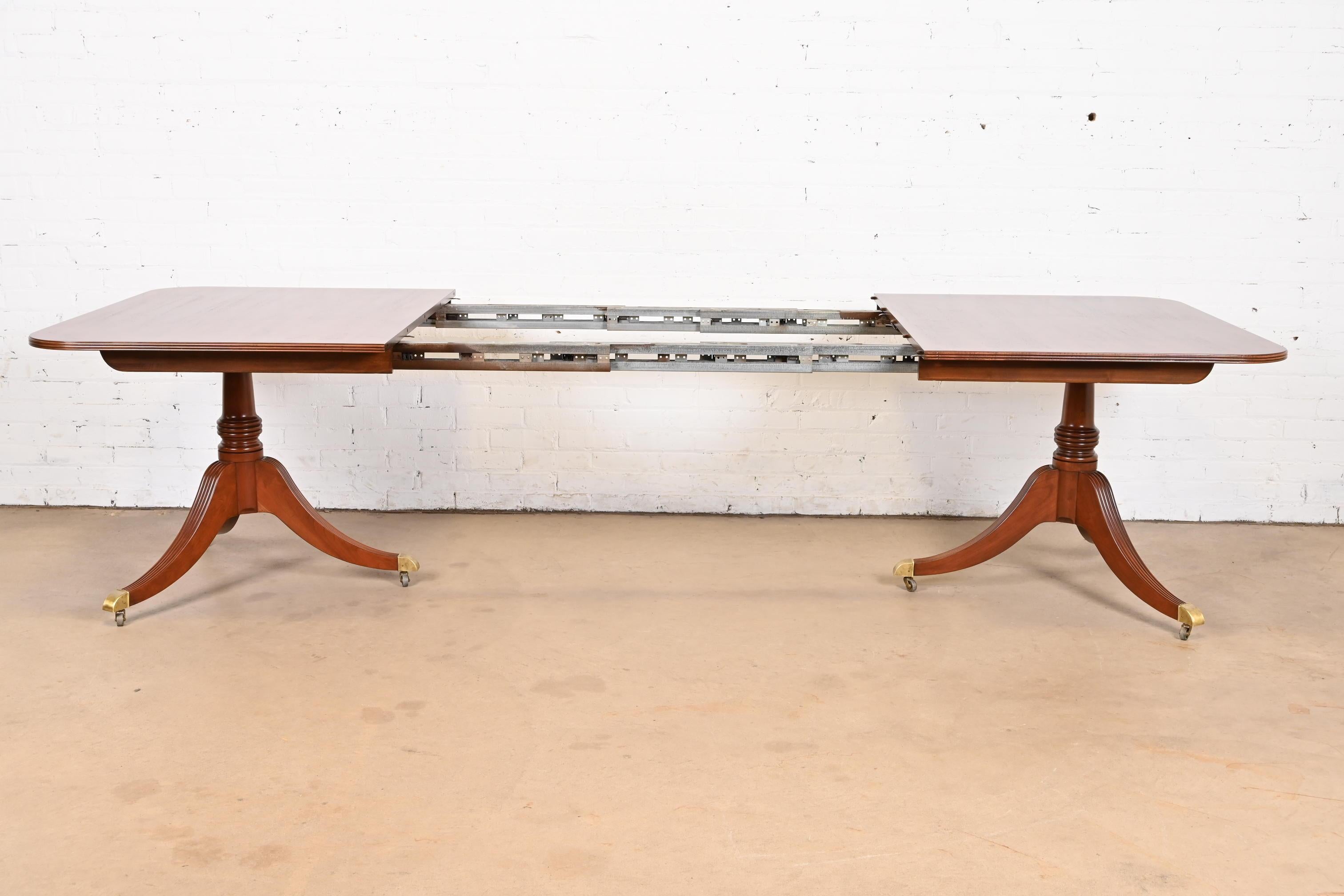 20ième siècle Baker Furniture table de salle à manger géorgienne en acajou à double piédestal en vente