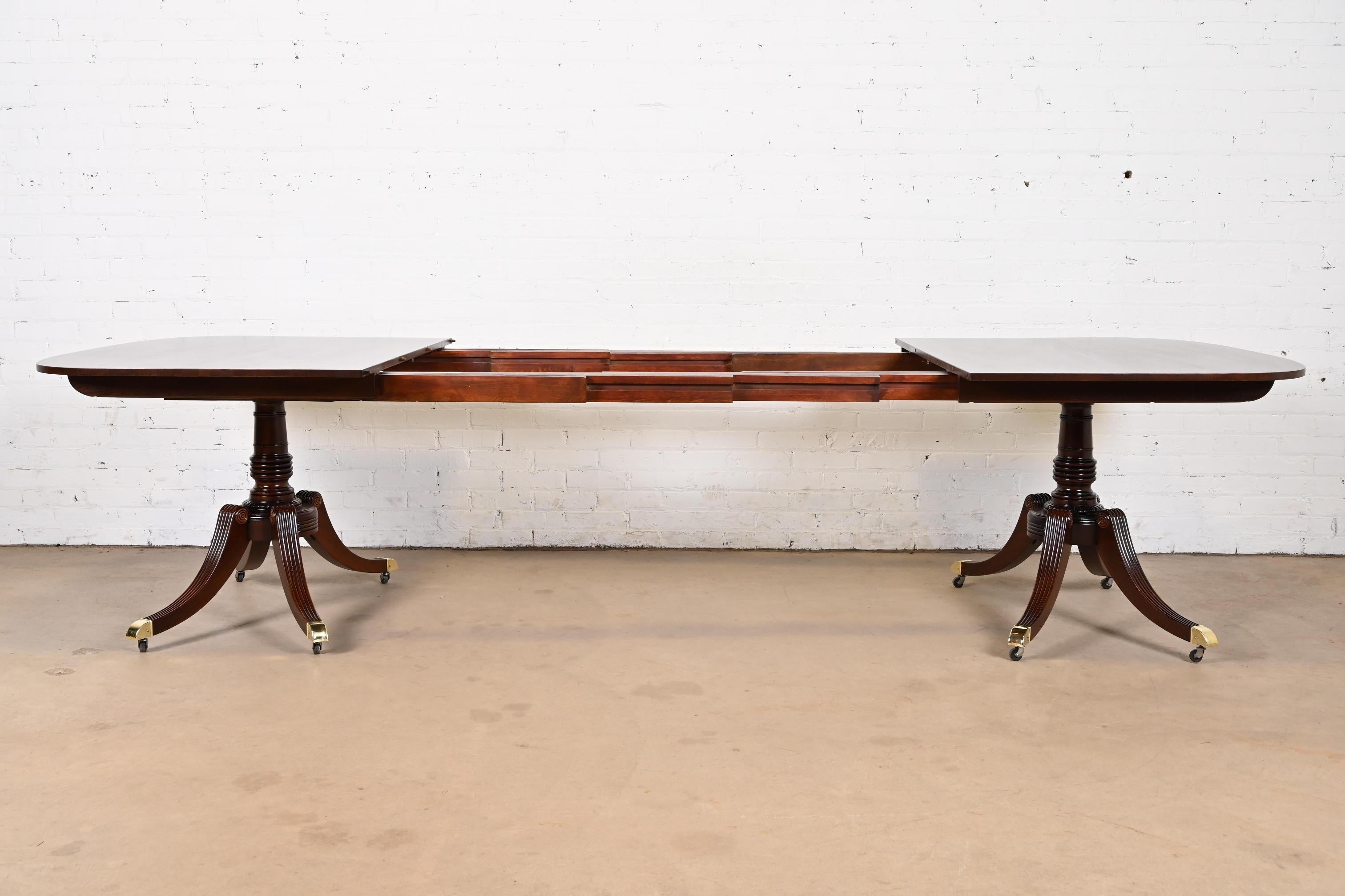 Milieu du XXe siècle Baker Furniture table de salle à manger géorgienne en acajou à double piédestal en vente