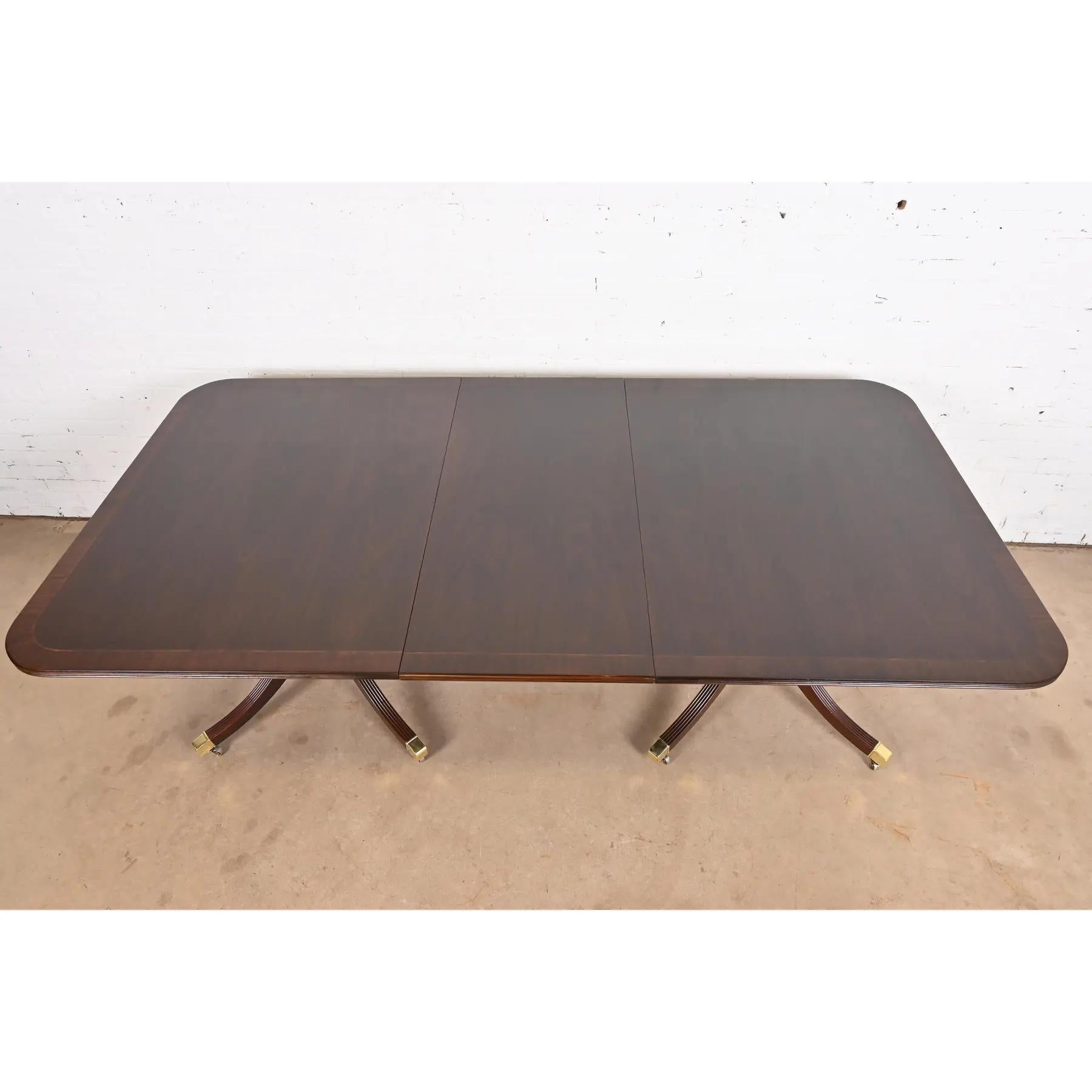 Fin du 20e siècle Baker Furniture table de salle à manger géorgienne en acajou à double piédestal en vente