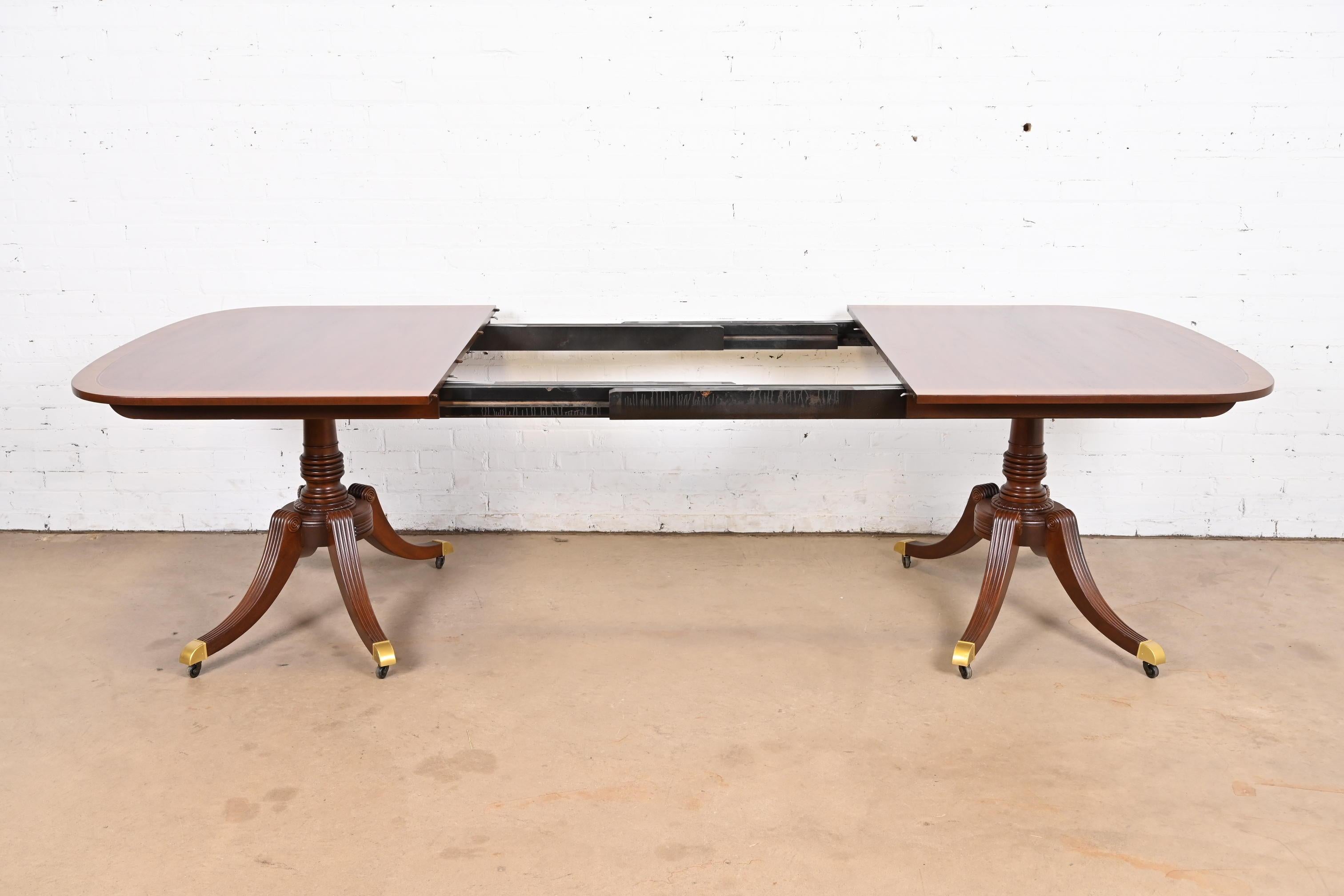 Laiton Baker Furniture table de salle à manger géorgienne en acajou à double piédestal en vente