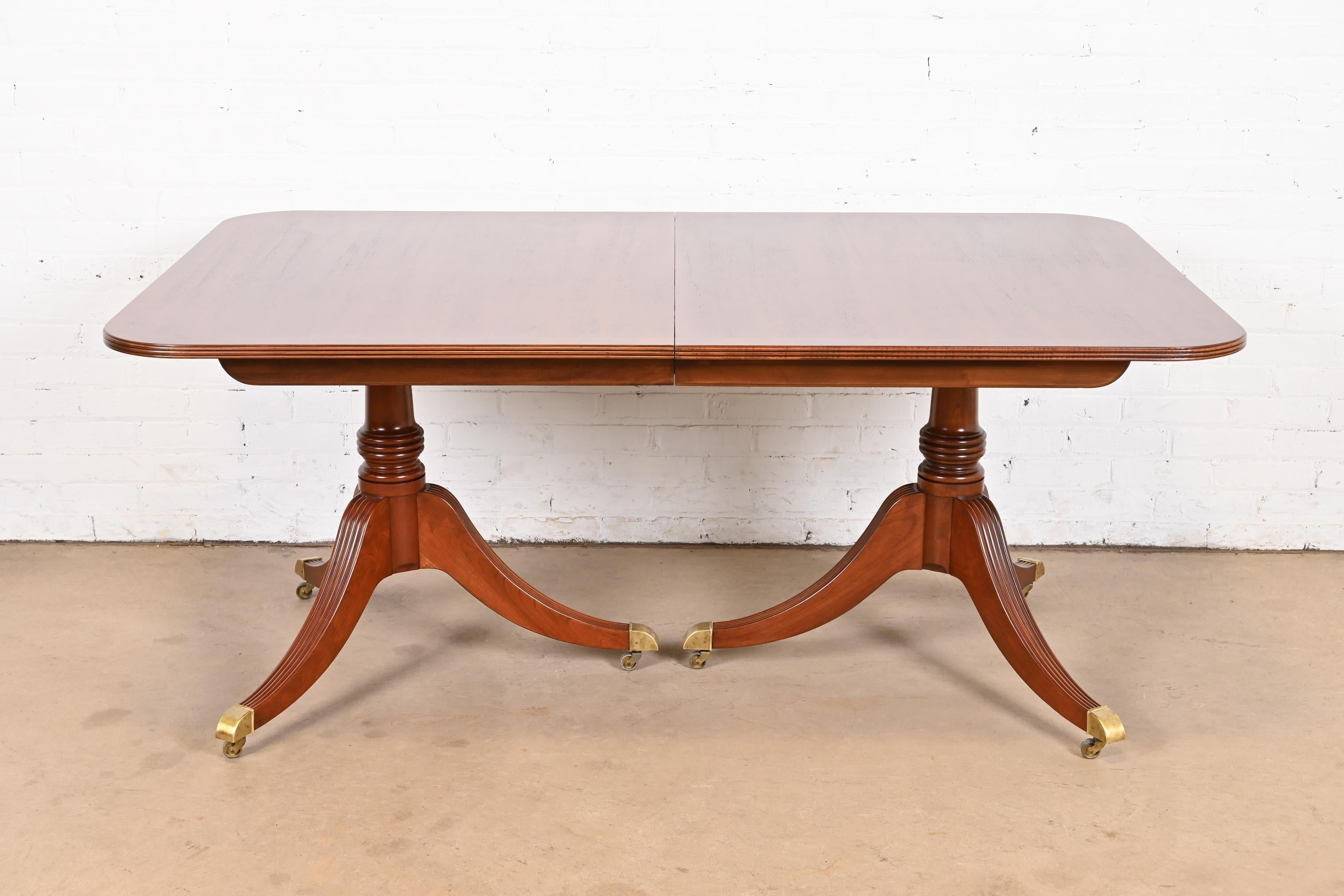 Laiton Baker Furniture table de salle à manger géorgienne en acajou à double piédestal en vente