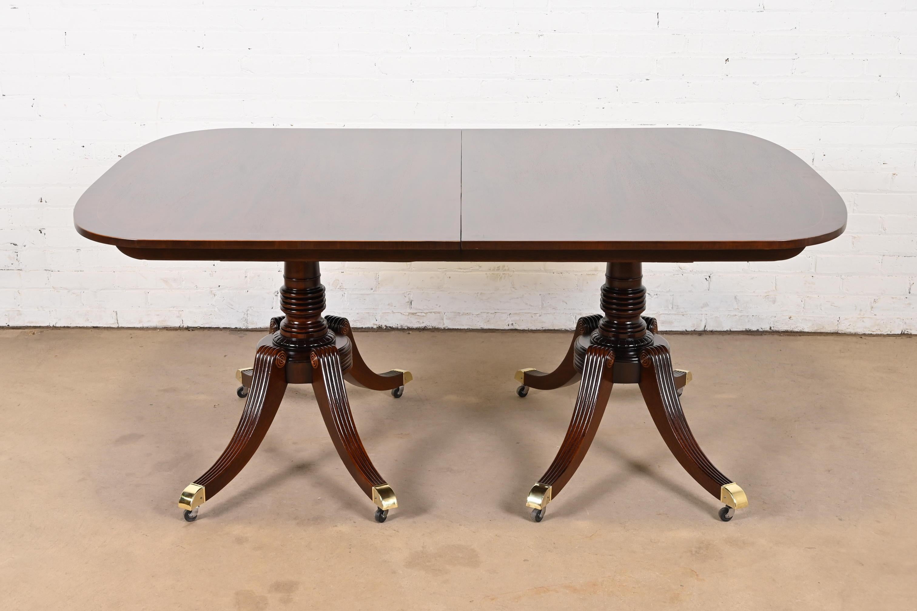 Laiton Baker Furniture table de salle à manger géorgienne en acajou à double piédestal en vente