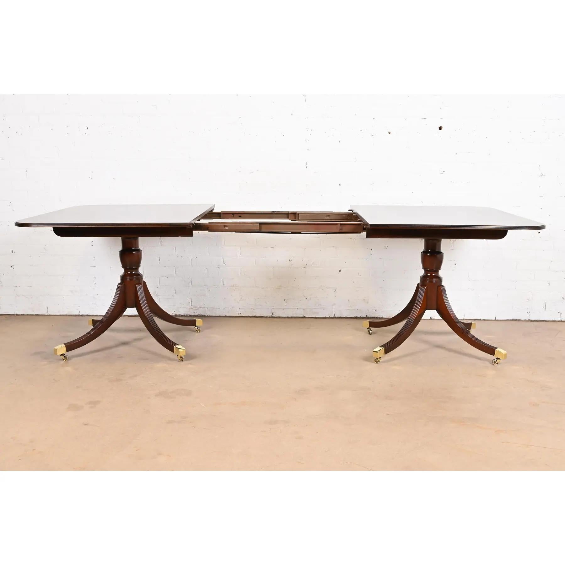 Laiton Baker Furniture table de salle à manger géorgienne en acajou à double piédestal en vente