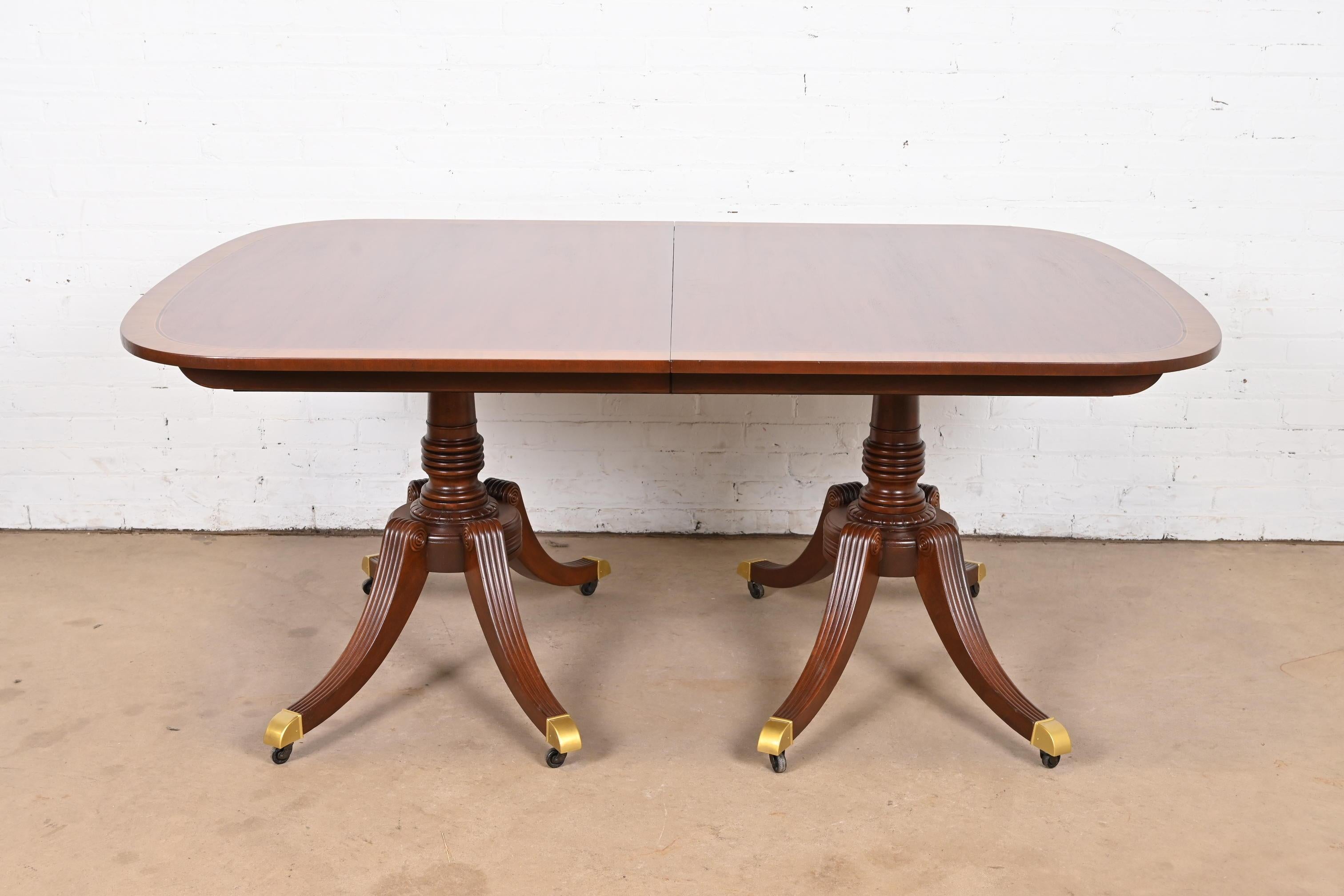 Baker Furniture table de salle à manger géorgienne en acajou à double piédestal en vente 1