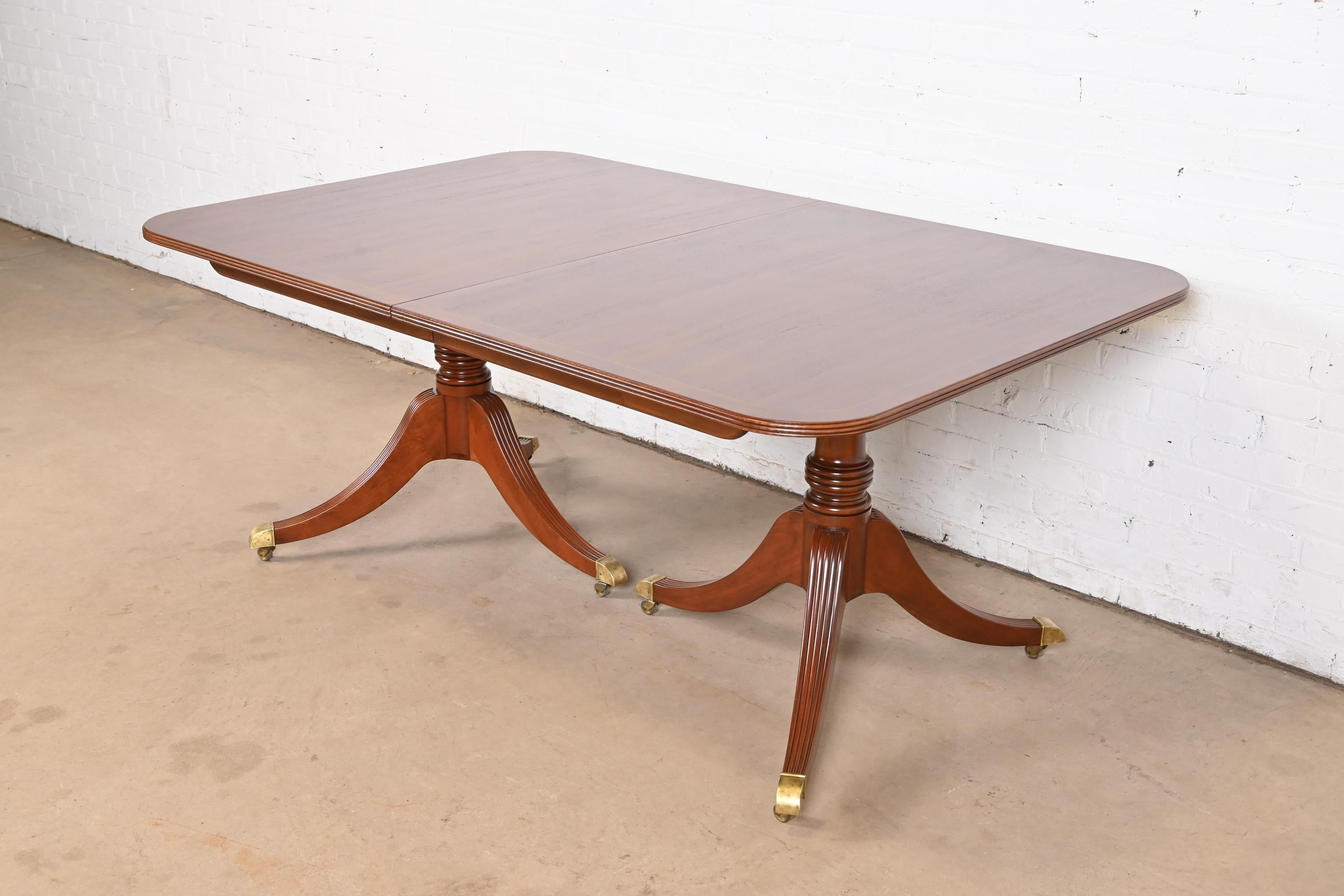 Baker Furniture table de salle à manger géorgienne en acajou à double piédestal en vente 1