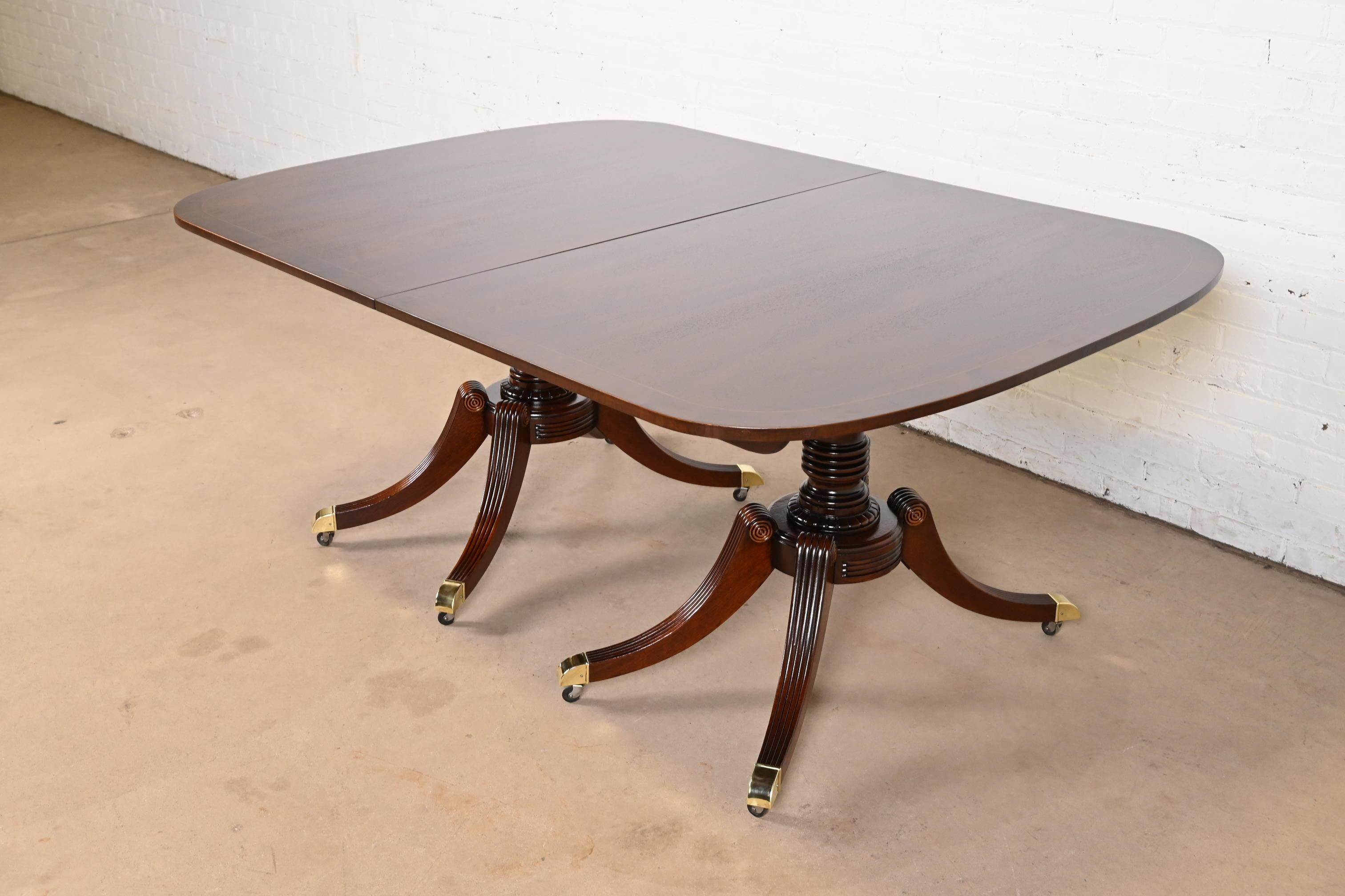 Baker Furniture table de salle à manger géorgienne en acajou à double piédestal en vente 1