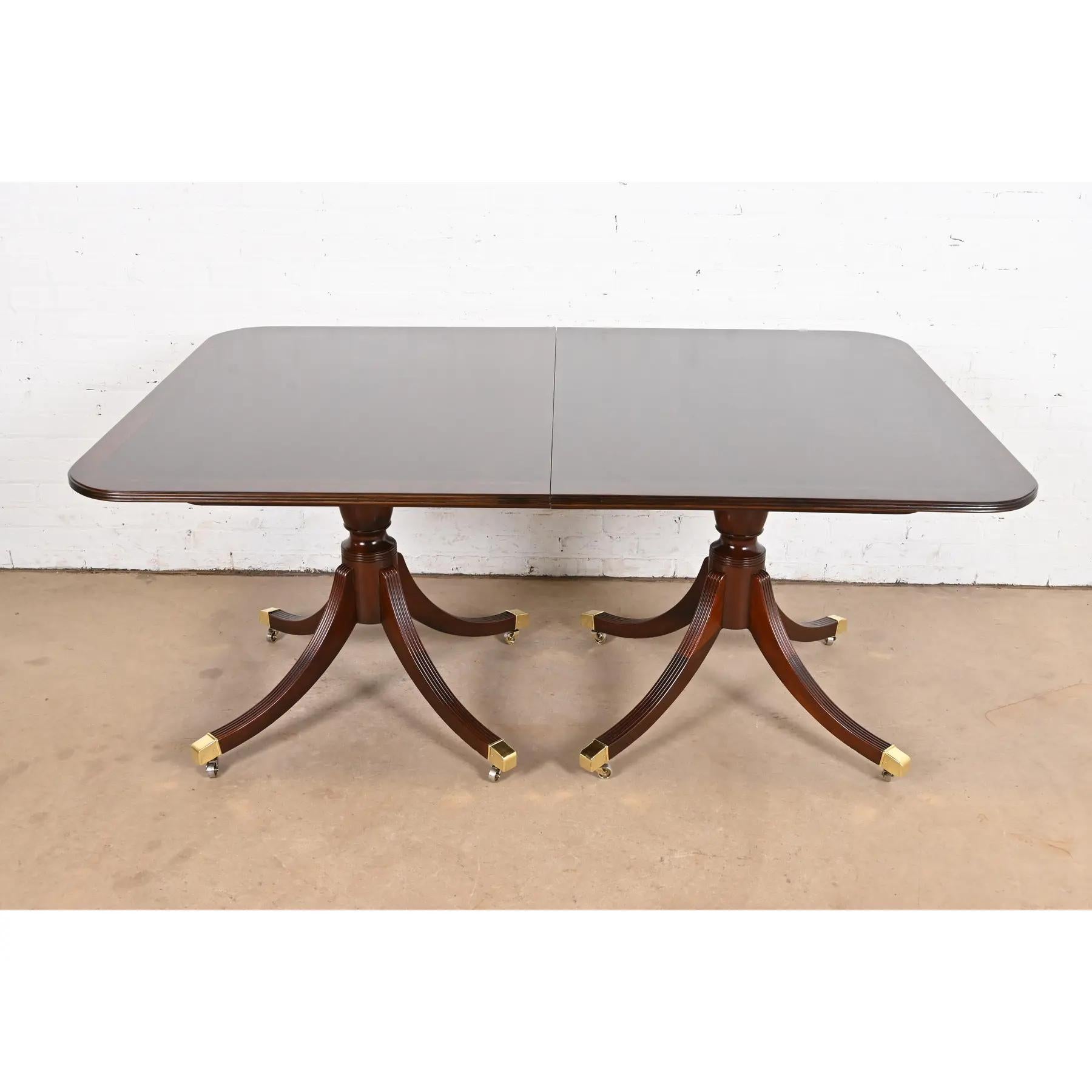 Baker Furniture table de salle à manger géorgienne en acajou à double piédestal en vente 1