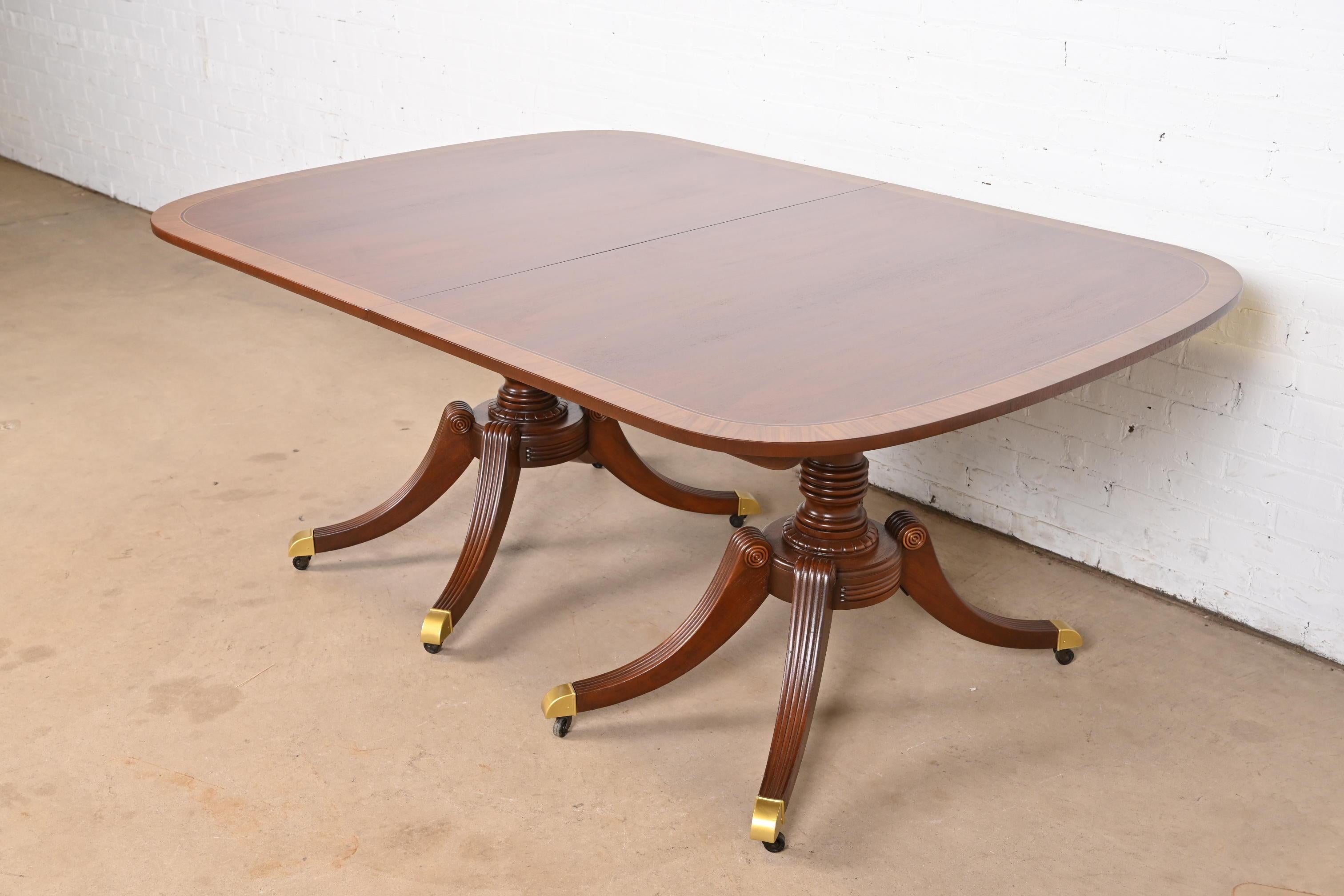 Baker Furniture table de salle à manger géorgienne en acajou à double piédestal en vente 2
