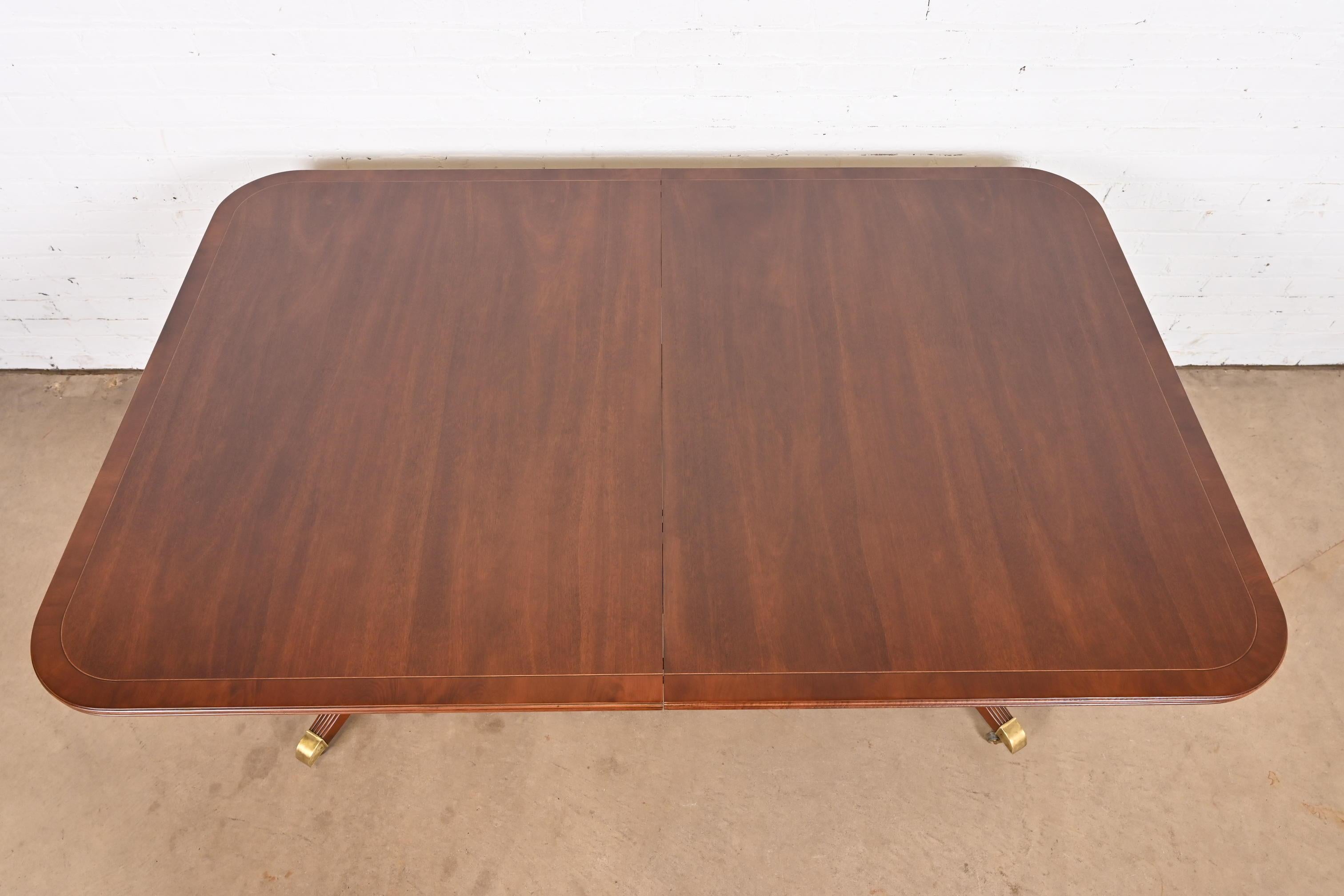 Baker Furniture table de salle à manger géorgienne en acajou à double piédestal en vente 2
