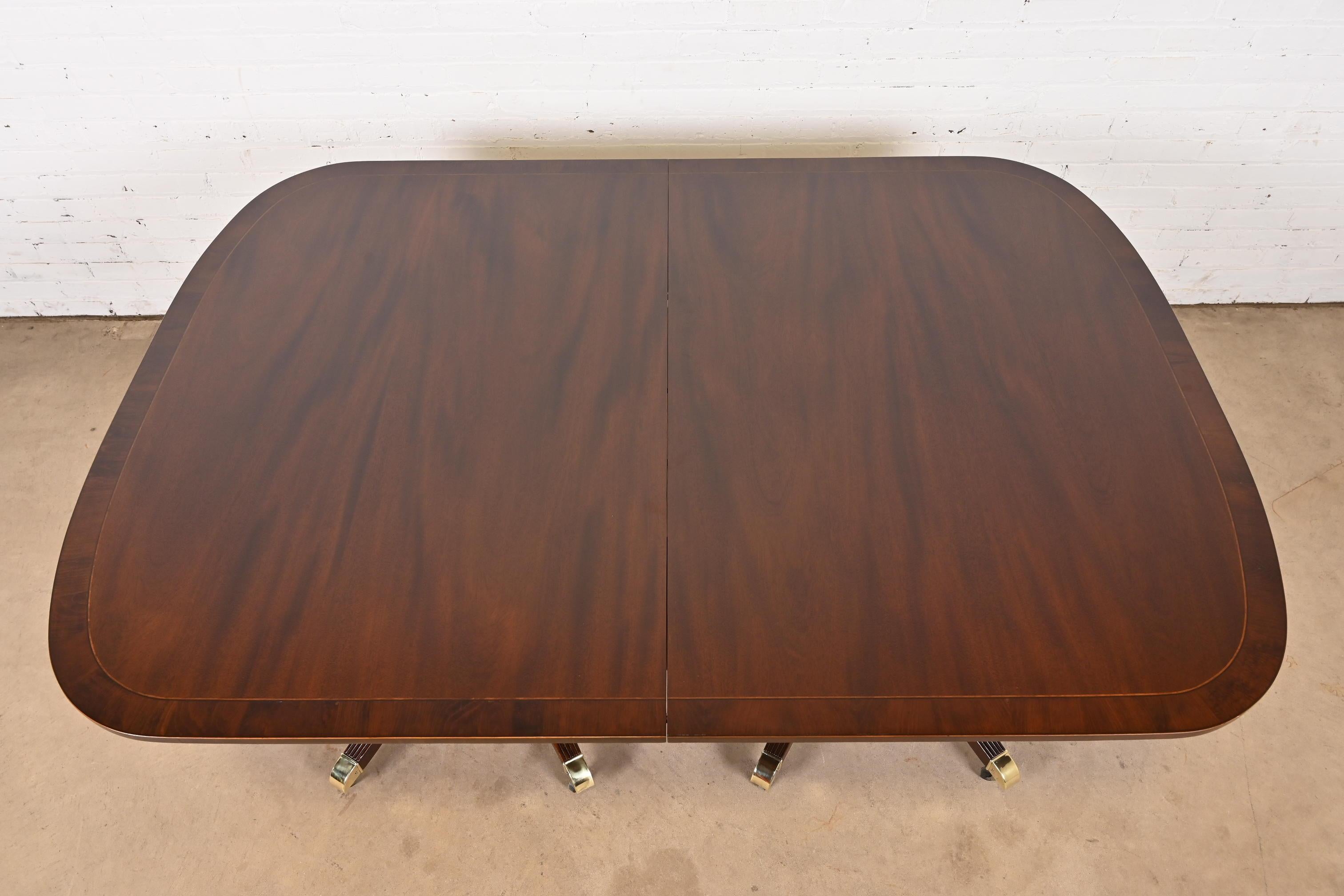 Baker Furniture table de salle à manger géorgienne en acajou à double piédestal en vente 2