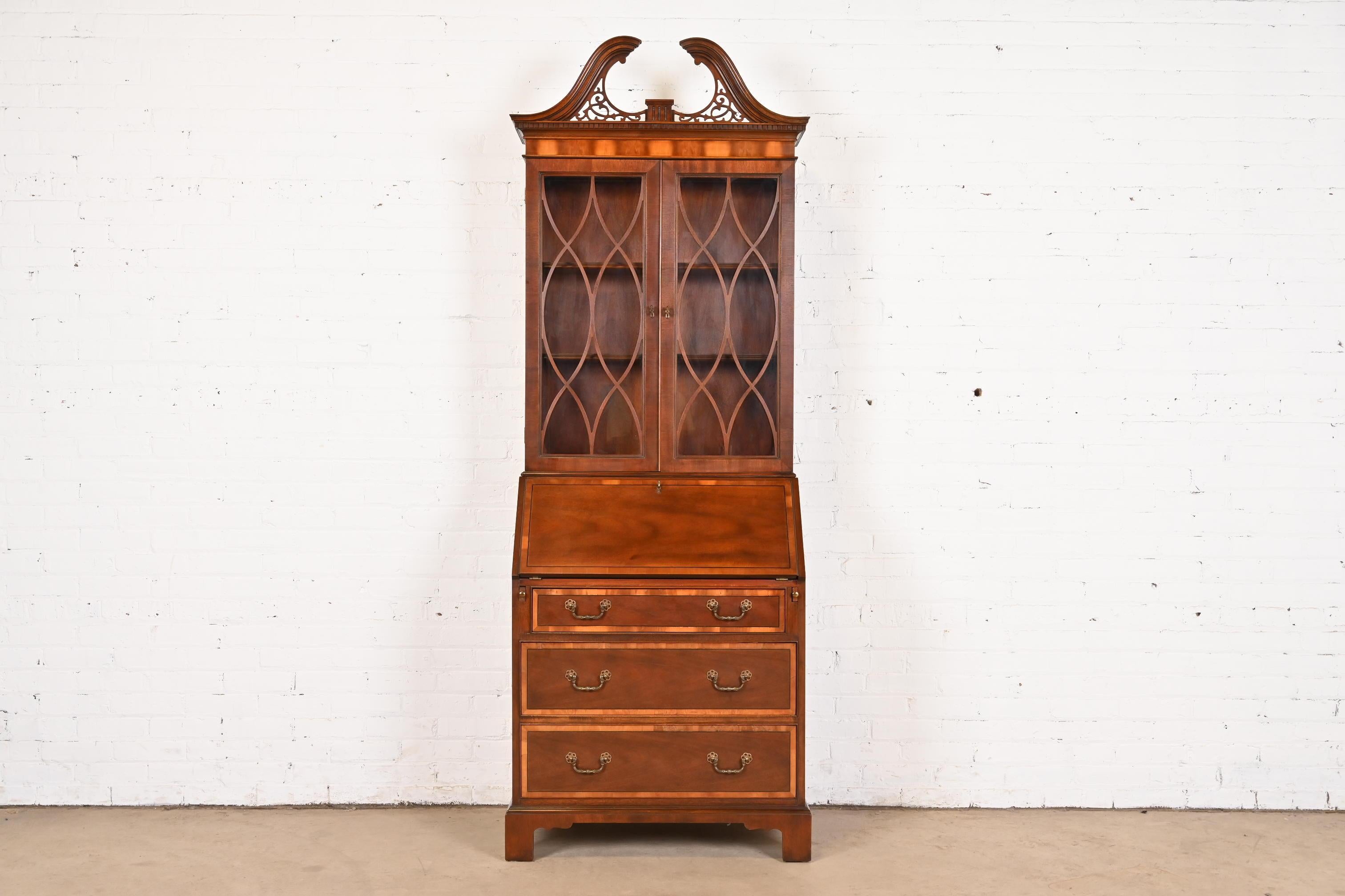 Precioso buró de estilo georgiano o chippendale con escritorio de secretaria de frente abatible y tapa de conejera librería

Por Baker Furniture

EE.UU., alrededor de 1980

Preciosa caoba tallada, con bandas de madera de tejo inglés, herrajes