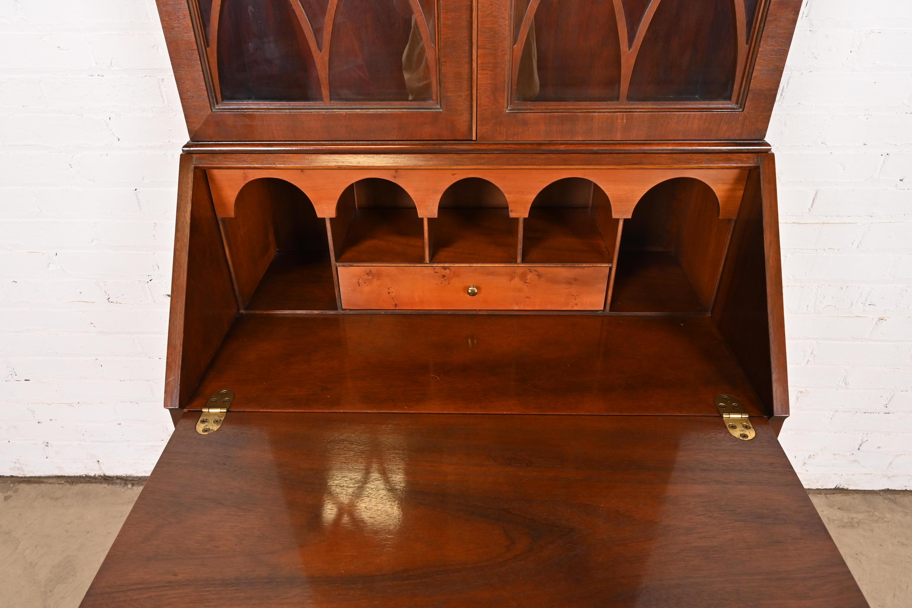 Baker Furniture Escritorio de caoba georgiano con frente abatible y librería 1