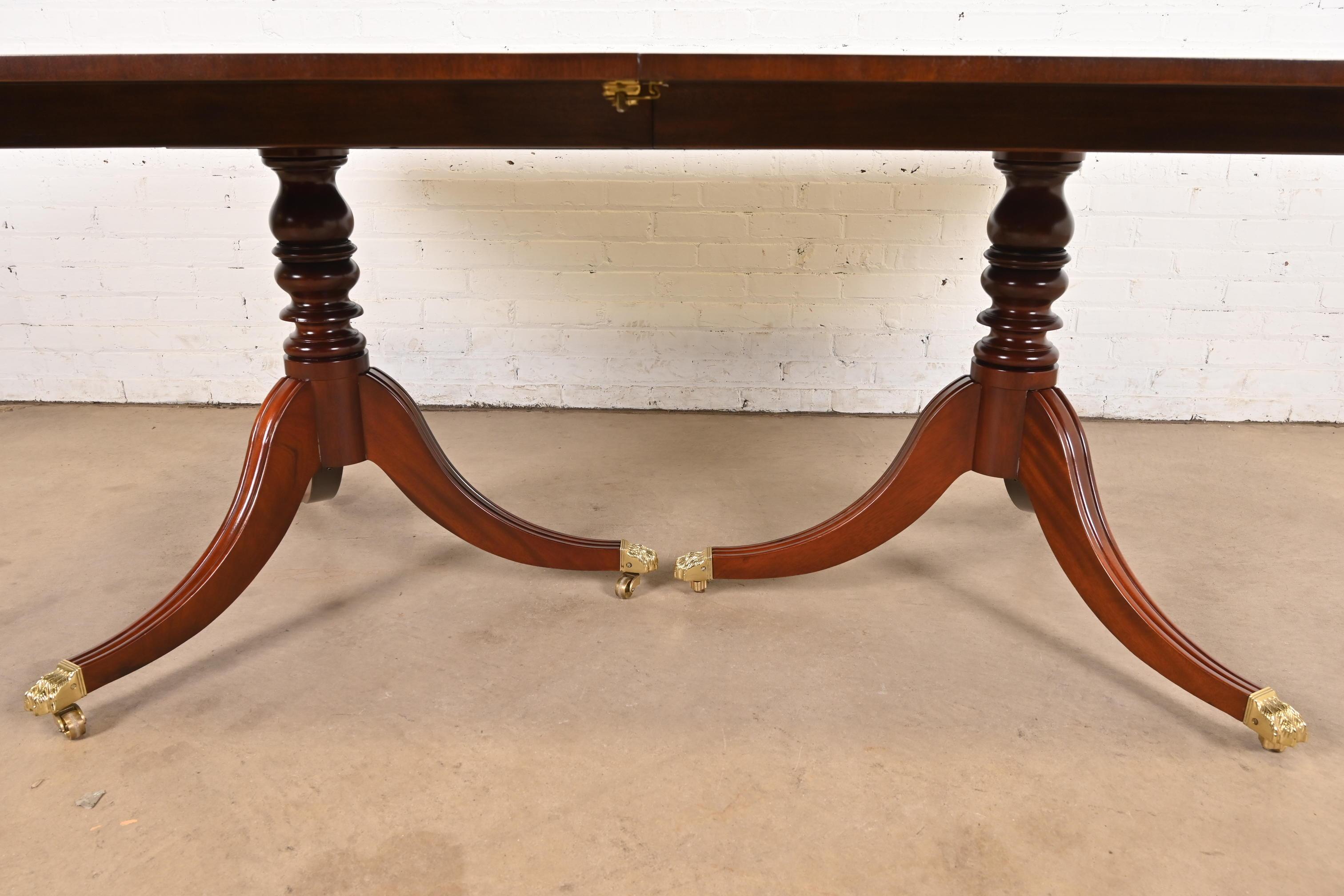 Baker Furniture Georgian Banded Mahogany Pedestal Dining Table, Newly Refinished im Angebot 4